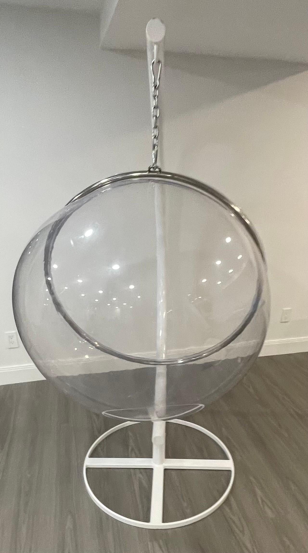 Mid-Century Modern Vieille chaise à bulles suspendue en lucite blanche avec support en poudre d'Eero Aarnio en vente