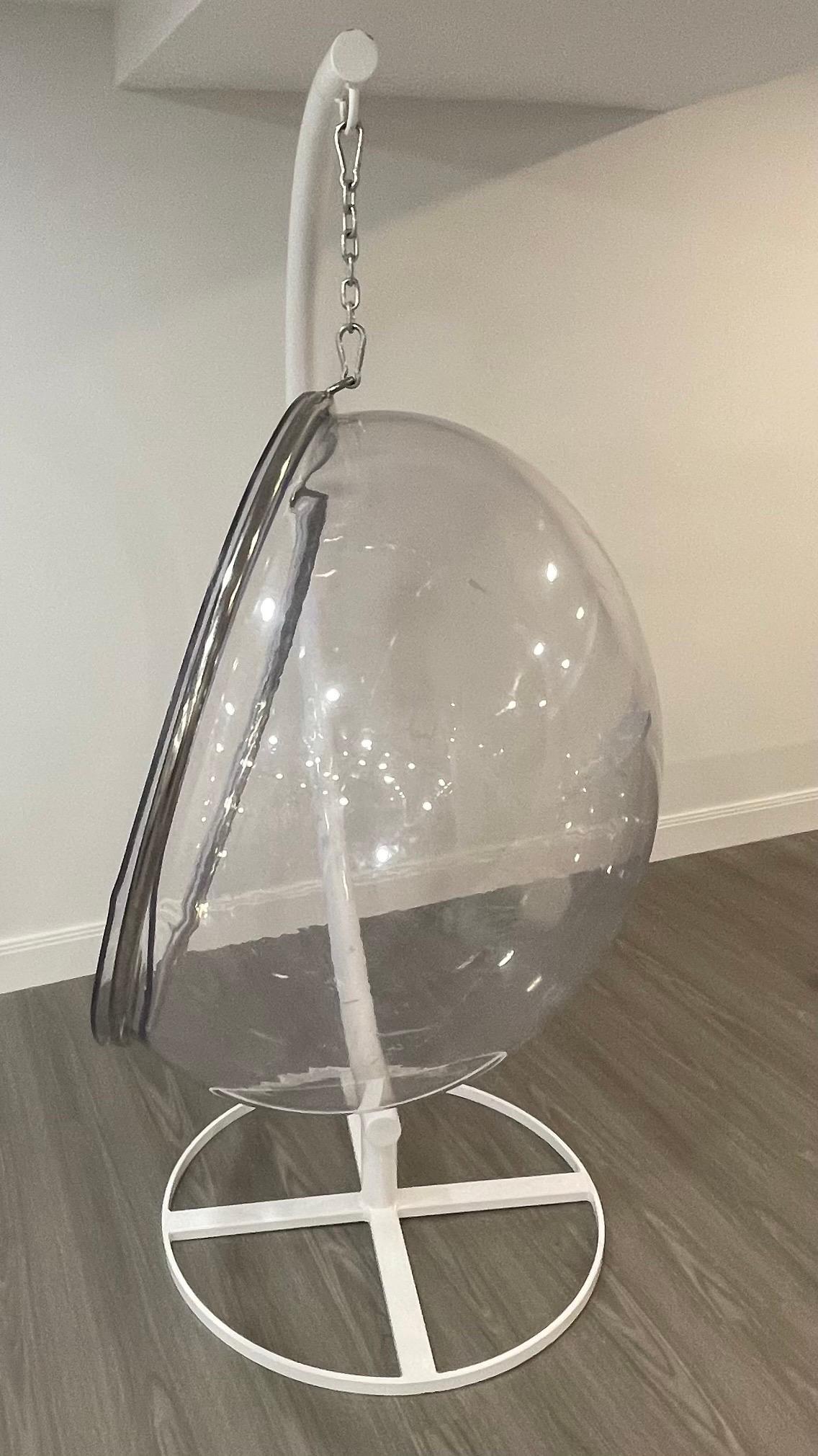 Poudré Vieille chaise à bulles suspendue en lucite blanche avec support en poudre d'Eero Aarnio en vente