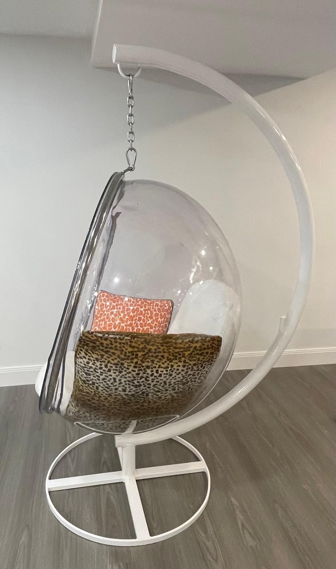 Vintage Eero Aarnio Suspended Lucite Bubble Chair White Powder Coated Stand In Good Condition For Sale In Roslyn, NY