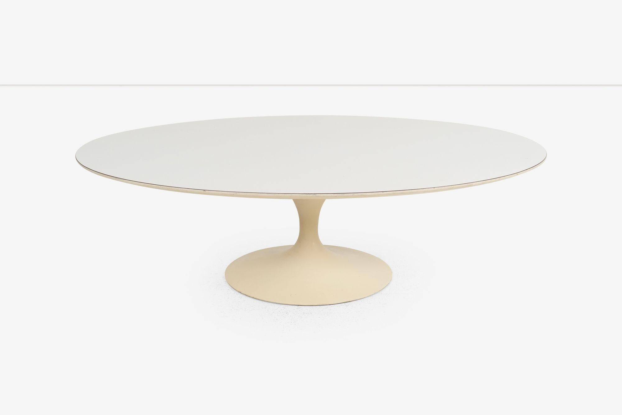Vintage Eero Saarinen per Knoll Tavolo da cocktail ovale bianco a tulipano 1957
Classico design di metà secolo di Eero Saarinen per Knoll International, questo tavolo da cocktail ovale a tulipano presenta un elegante piano in laminato bianco e una