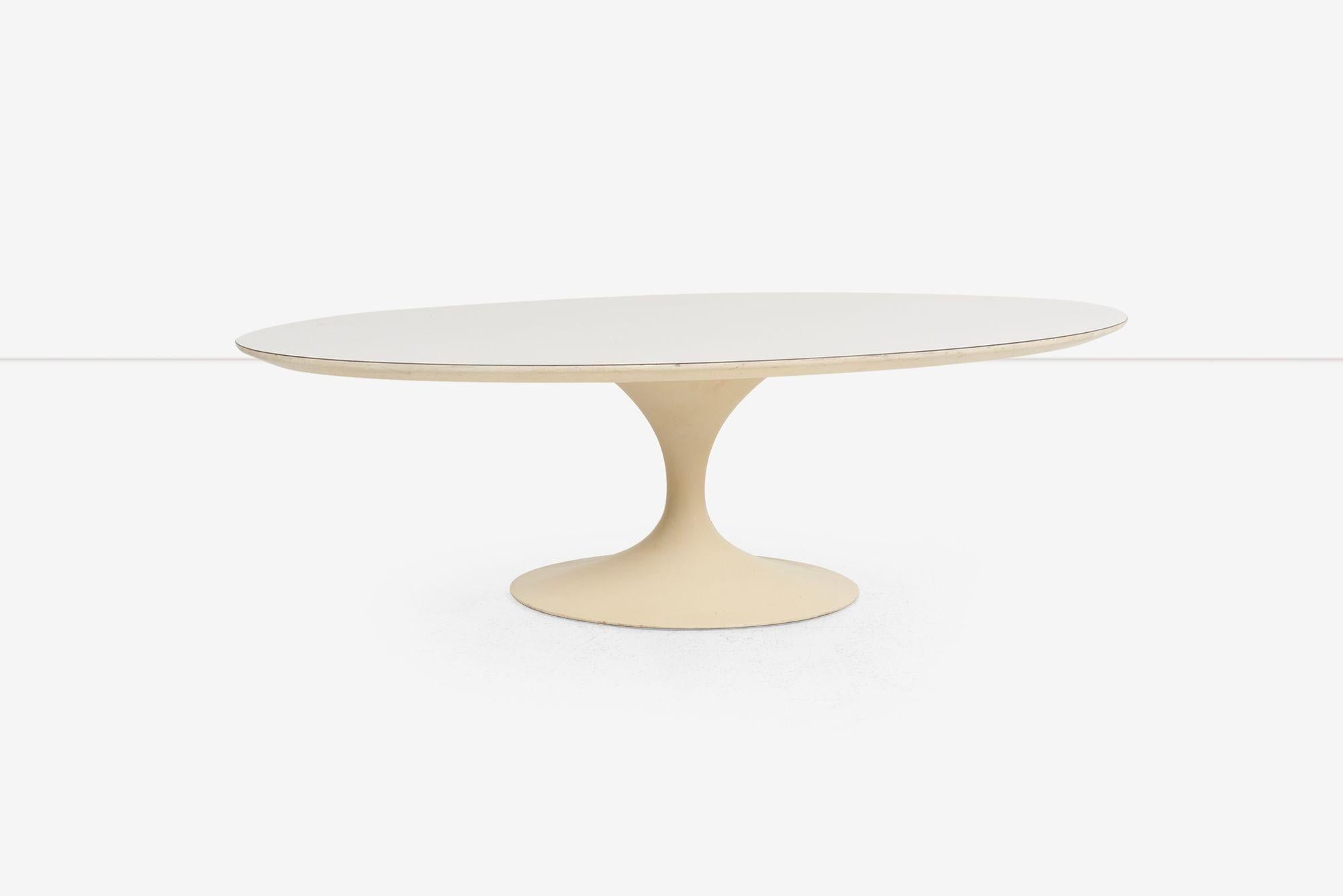 Mid-Century moderno Vintage Eero Saarinen per Knoll Tavolo da cocktail ovale bianco a tulipano 1957 in vendita