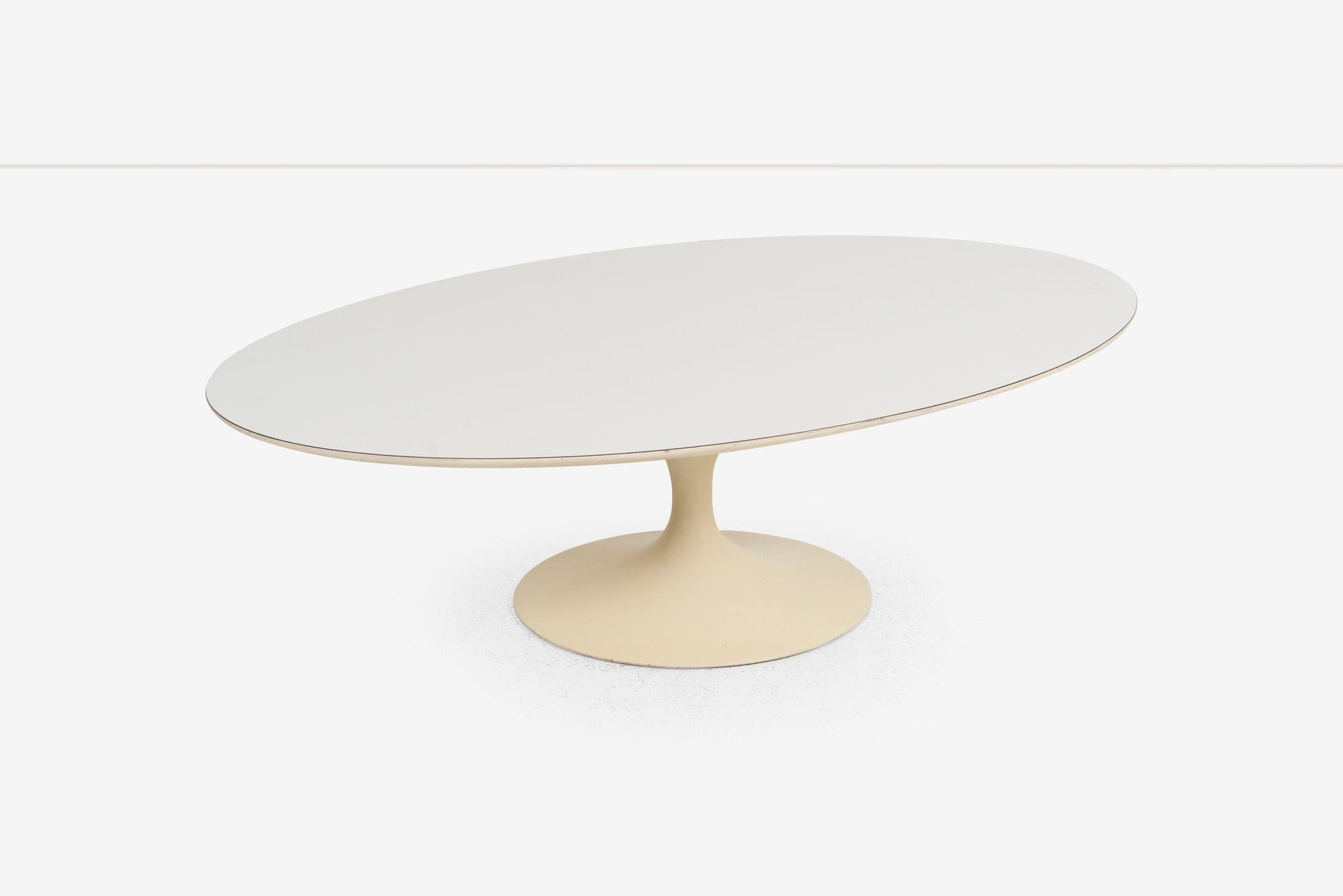 Nordamericano Vintage Eero Saarinen per Knoll Tavolo da cocktail ovale bianco a tulipano 1957 in vendita
