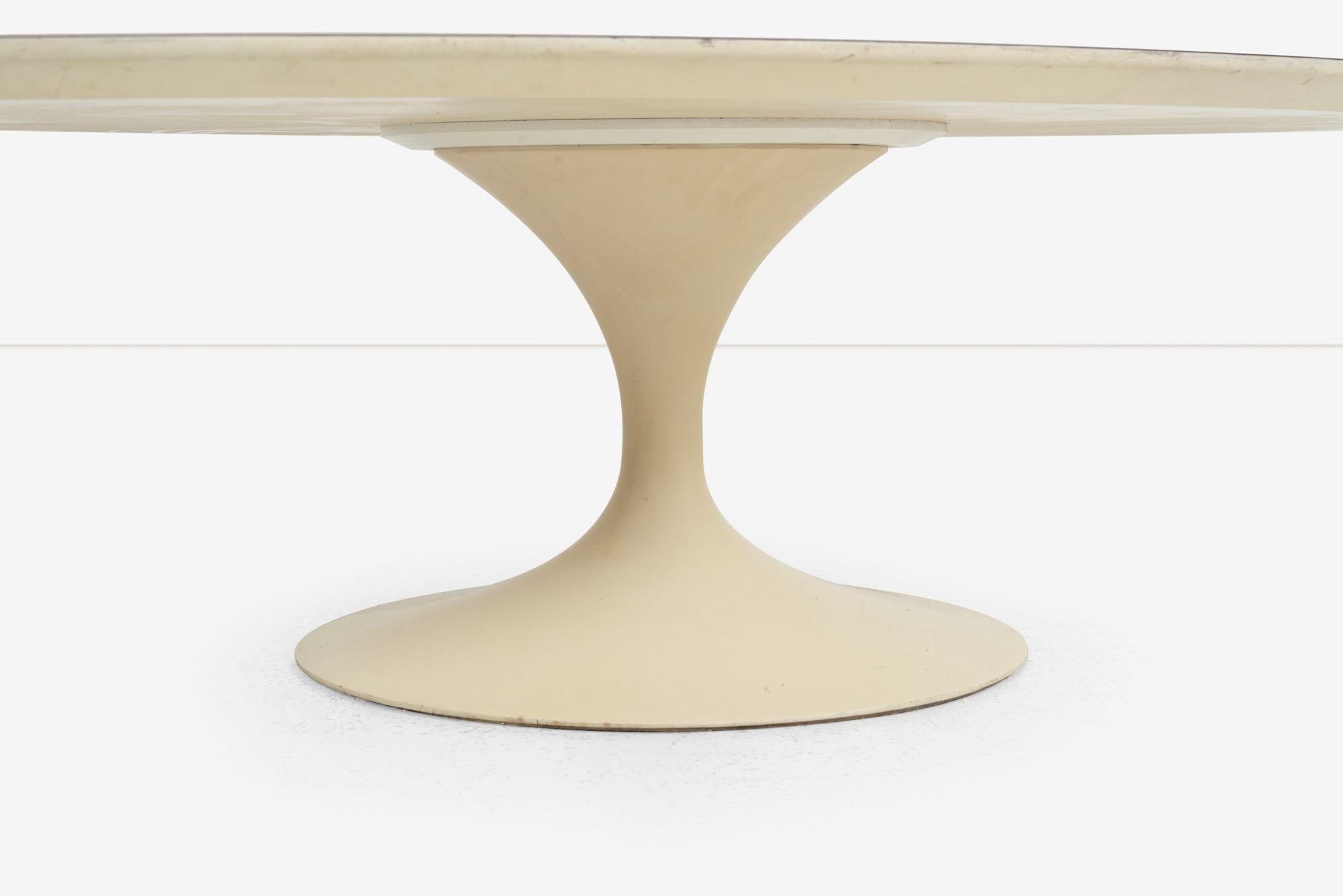 Appliqué Vintage Eero Saarinen per Knoll Tavolo da cocktail ovale bianco a tulipano 1957 in vendita