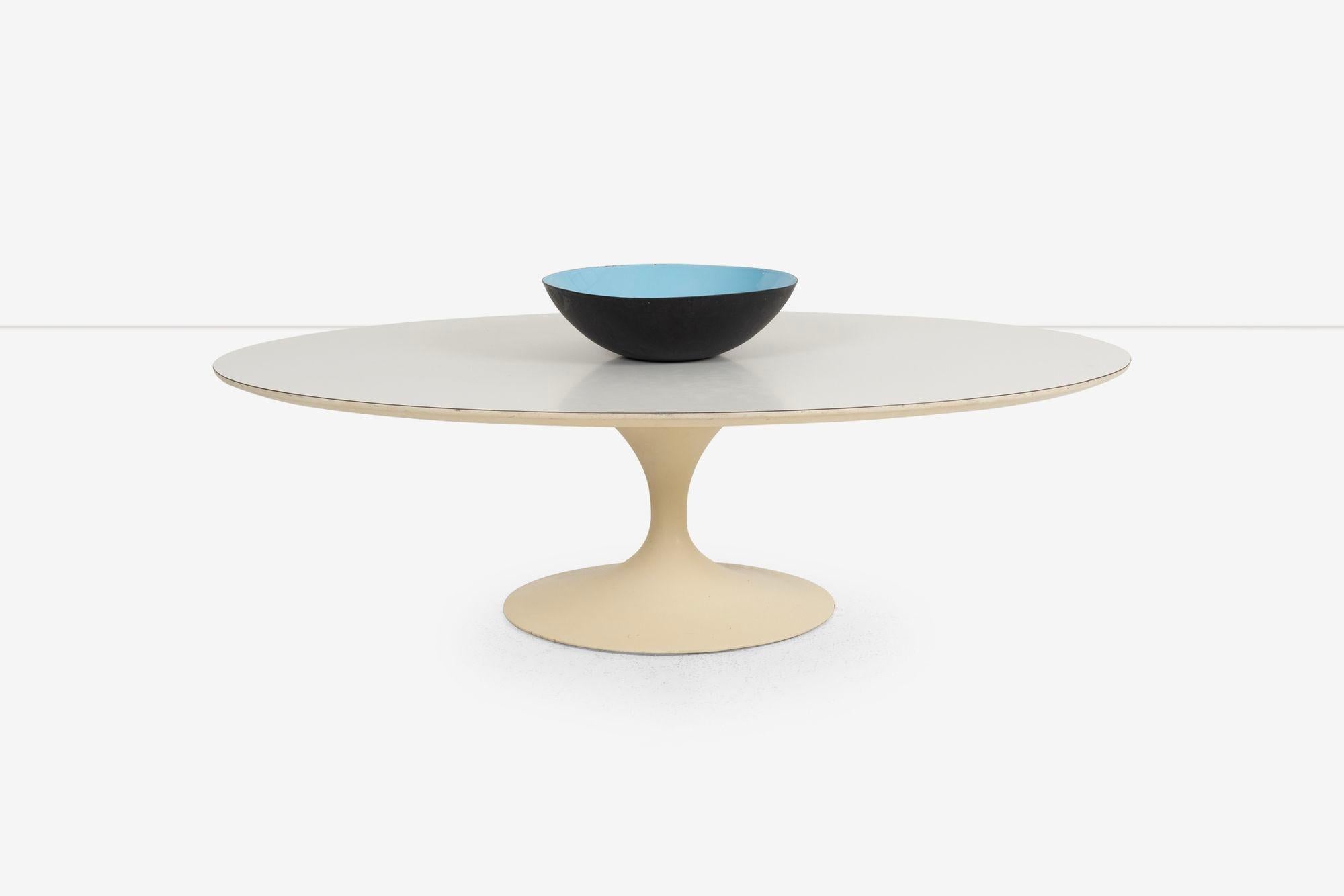 Vintage Eero Saarinen per Knoll Tavolo da cocktail ovale bianco a tulipano 1957 In condizioni buone in vendita a Chicago, IL