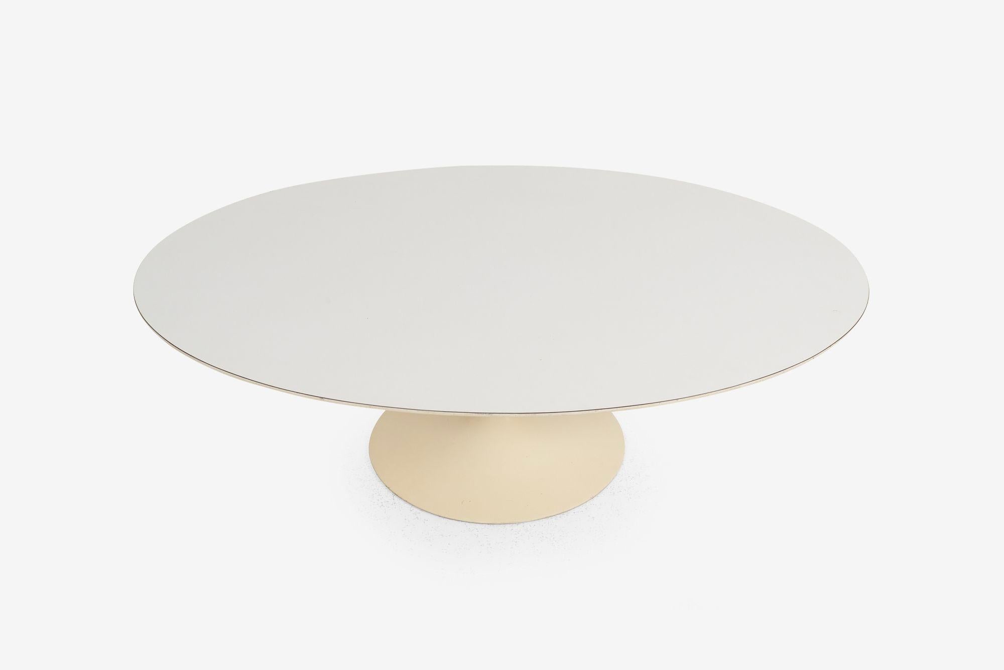 Ferro Vintage Eero Saarinen per Knoll Tavolo da cocktail ovale bianco a tulipano 1957 in vendita