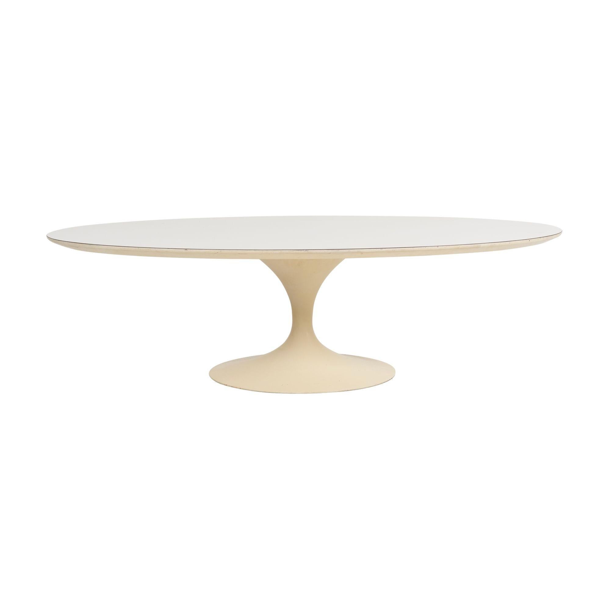 Vintage Eero Saarinen per Knoll Tavolo da cocktail ovale bianco a tulipano 1957 in vendita 1
