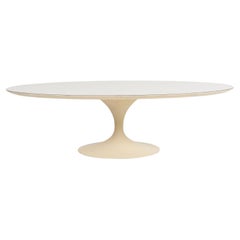 Vintage Eero Saarinen per Knoll Tavolo da cocktail ovale bianco a tulipano 1957