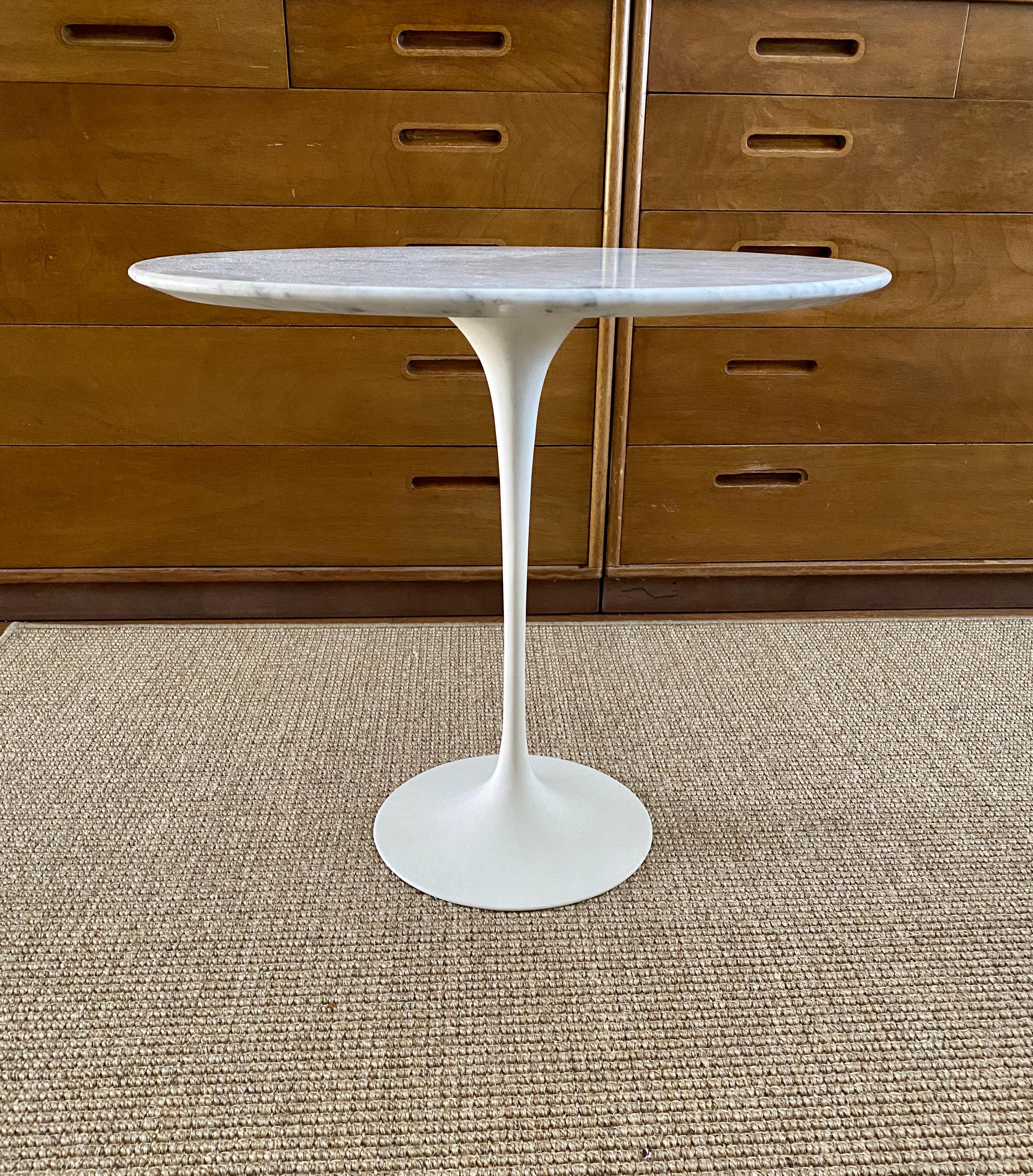 A vintage Saarinen marble oval top side table, the top is Arabescato marble. This table was manufactured in the 1960's to 1970's by Knoll Associates or Knoll International. The table is in remarkable vintage condition, no repairs or touch ups, the