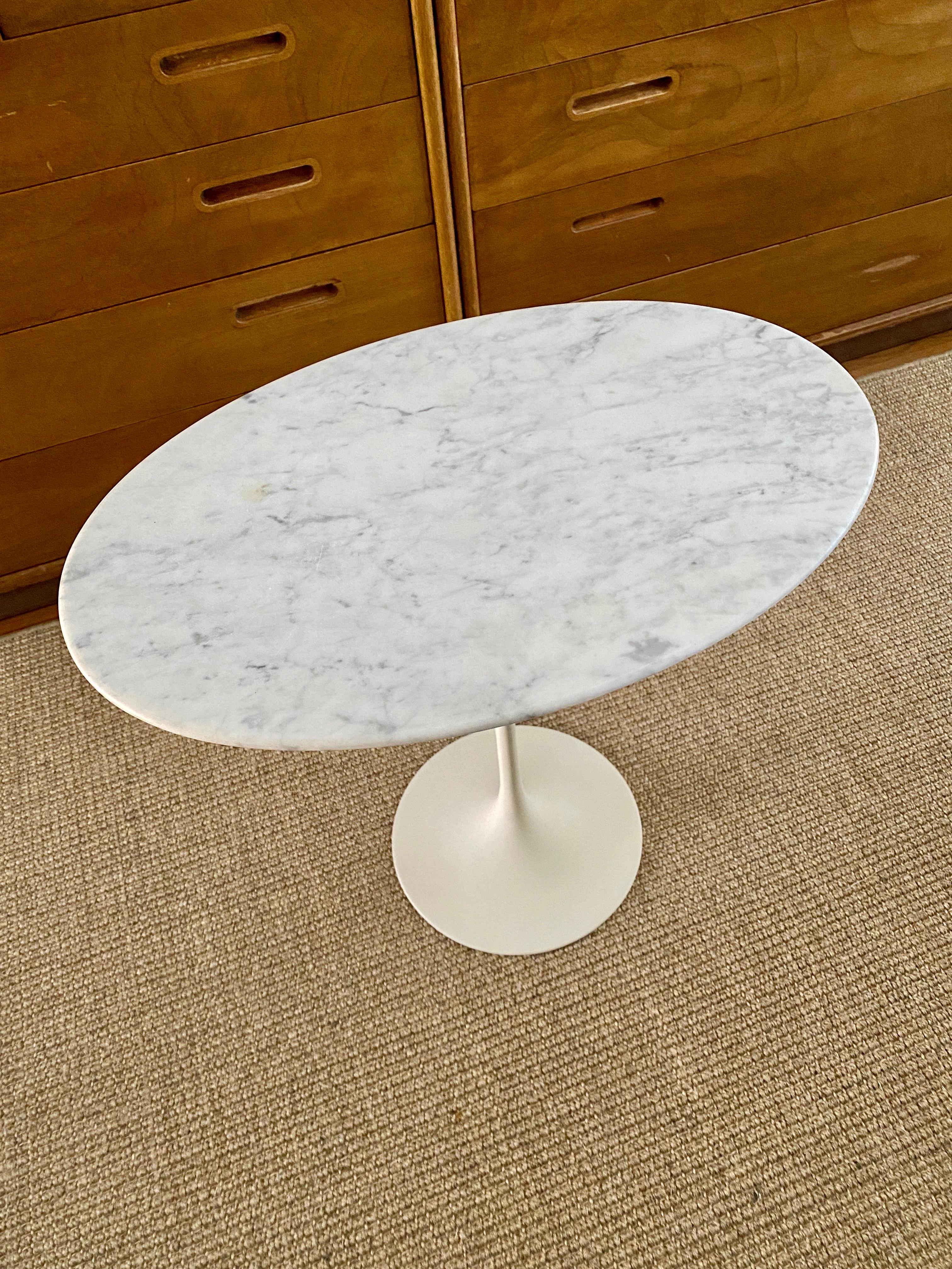 Mid-Century Modern Vintage Eero Saarinen Knoll Marble Oval Top Tulip Side Table For Sale