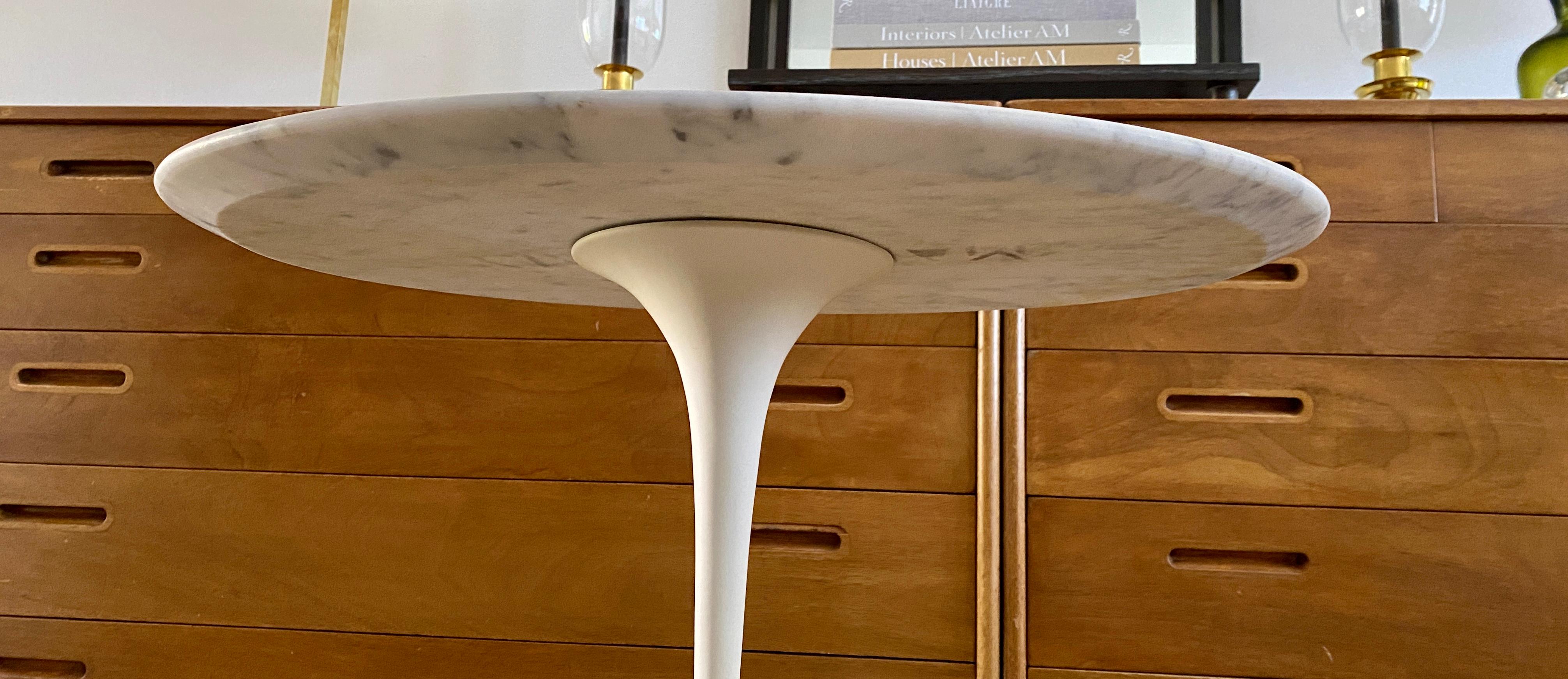 American Vintage Eero Saarinen Knoll Marble Oval Top Tulip Side Table For Sale