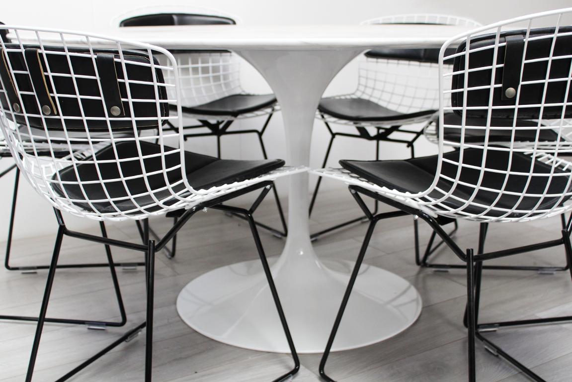 Vintage Eero Saarinen Knoll Marble Tulip Dining Table and Bertoia Wire Chairs In Good Condition In Highclere, Newbury