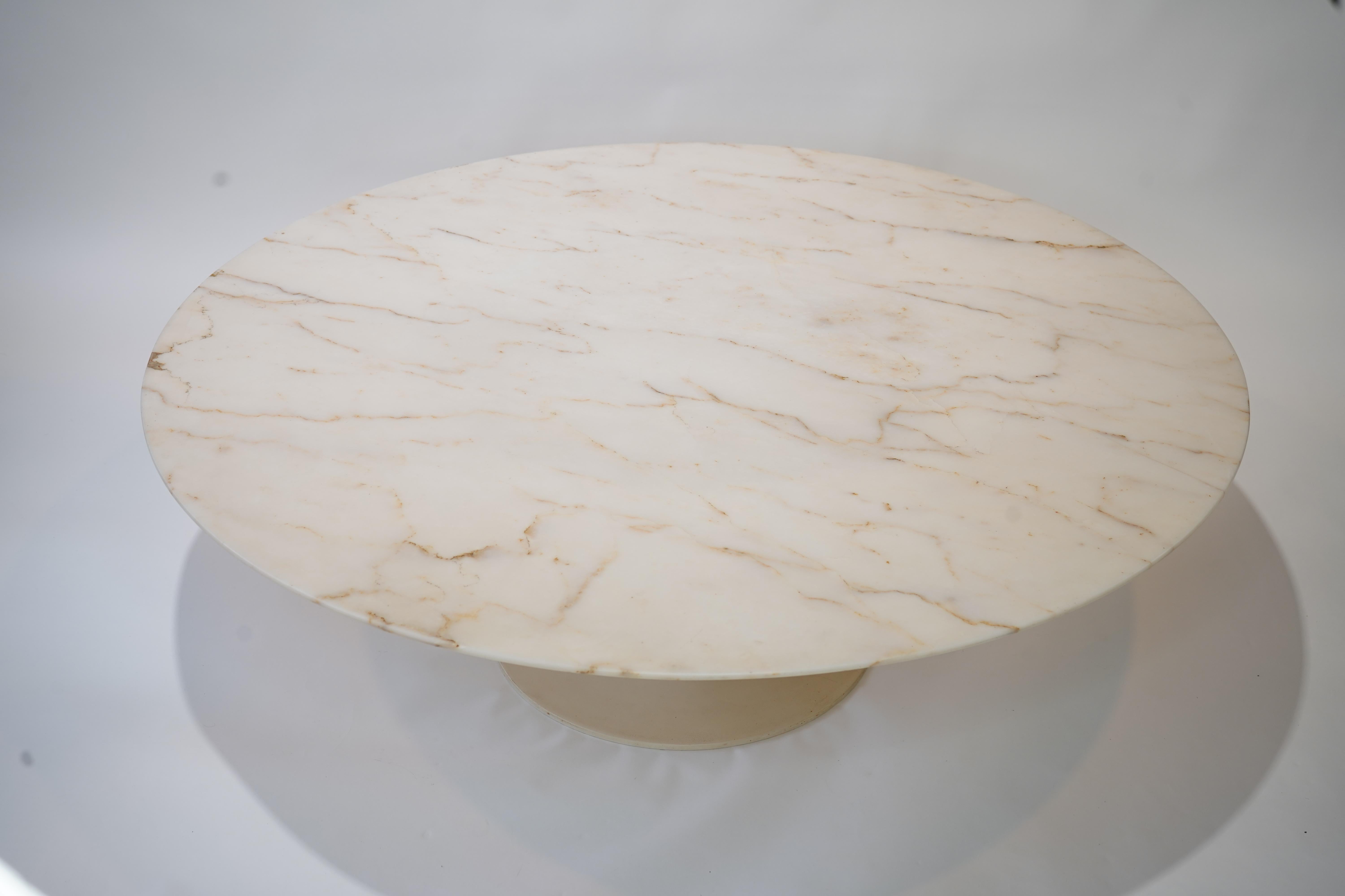 Tavolino vintage con piano in marmo di Eero Saarinen per Knoll. Si tratta di un bellissimo esemplare degli anni '60 con un piano in marmo sottile e traslucido di 47,25 pollici. Il tavolo è in condizioni originali e d'epoca e presenta alcuni piccoli