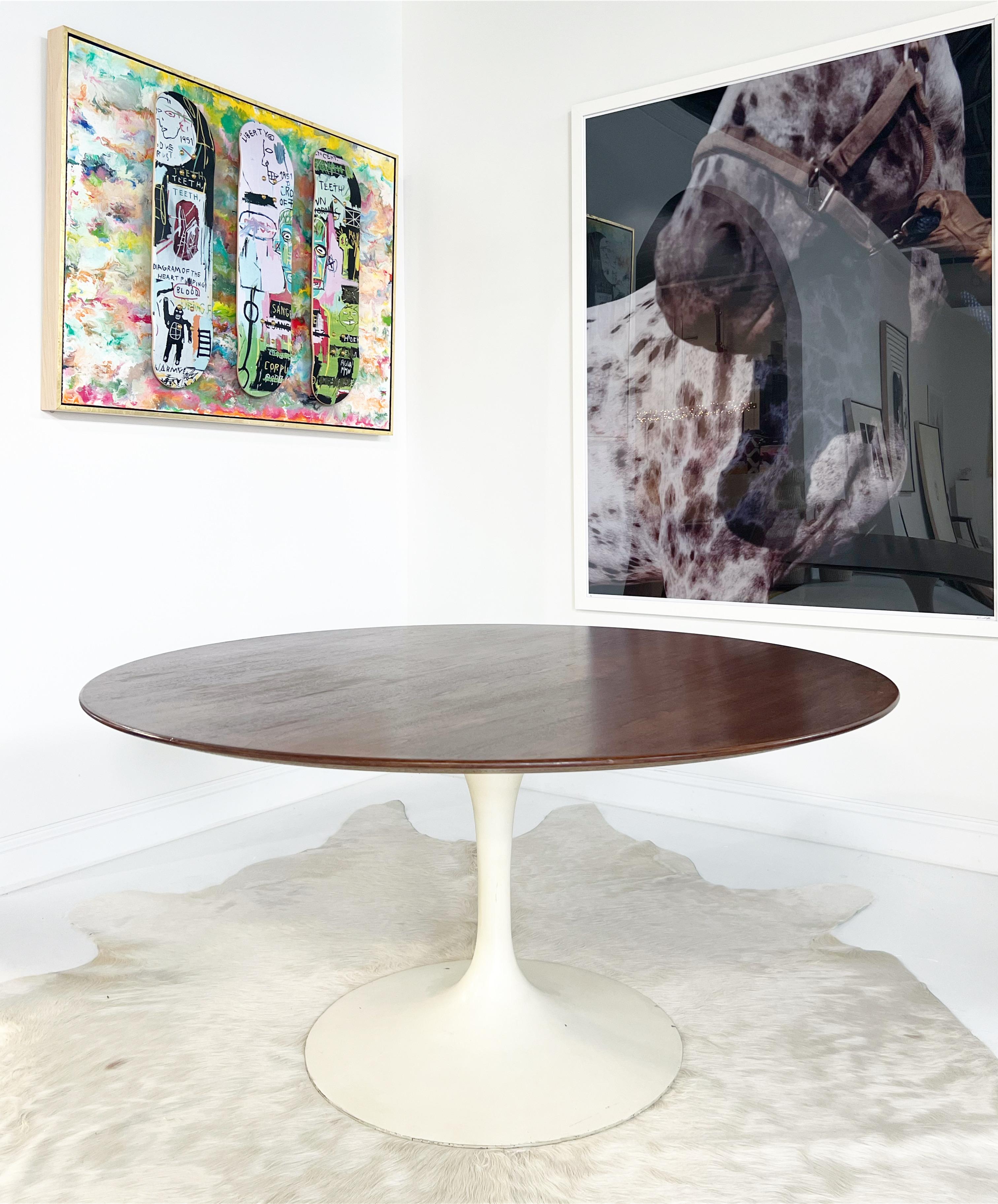 Als Ergänzung zu seinem berühmten Tulip-Stuhl entwarf Eero Saarinen den Tulip-Tisch. Ein schlichtes Design mit zeitloser Schönheit. Bei einem Durchmesser von 54 Zoll passen bequem 6 Stühle darauf. Papieretikett des Herstellers auf der Unterseite