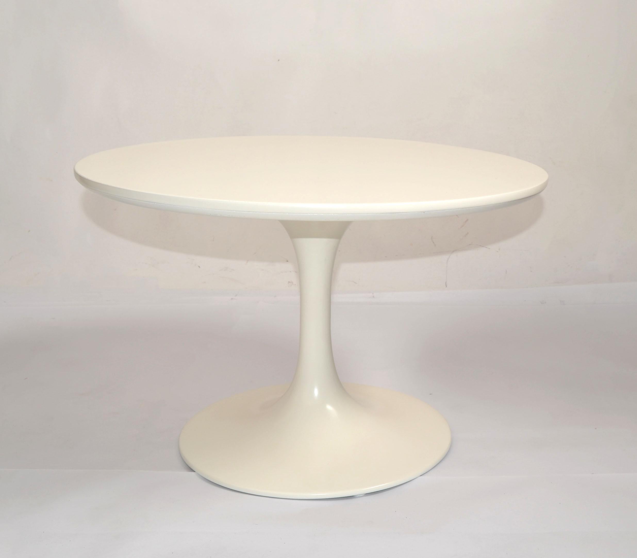 Table à café ou à cocktail Tulipe classique d'Eero Saarinen pour Knoll, circa 1960. Socle en fonte massive, plateau en stratifié de bois blanc cassé. 
Quelques usures sur les bords comme indiqué, mais le sommet et la base sont restaurés et en très