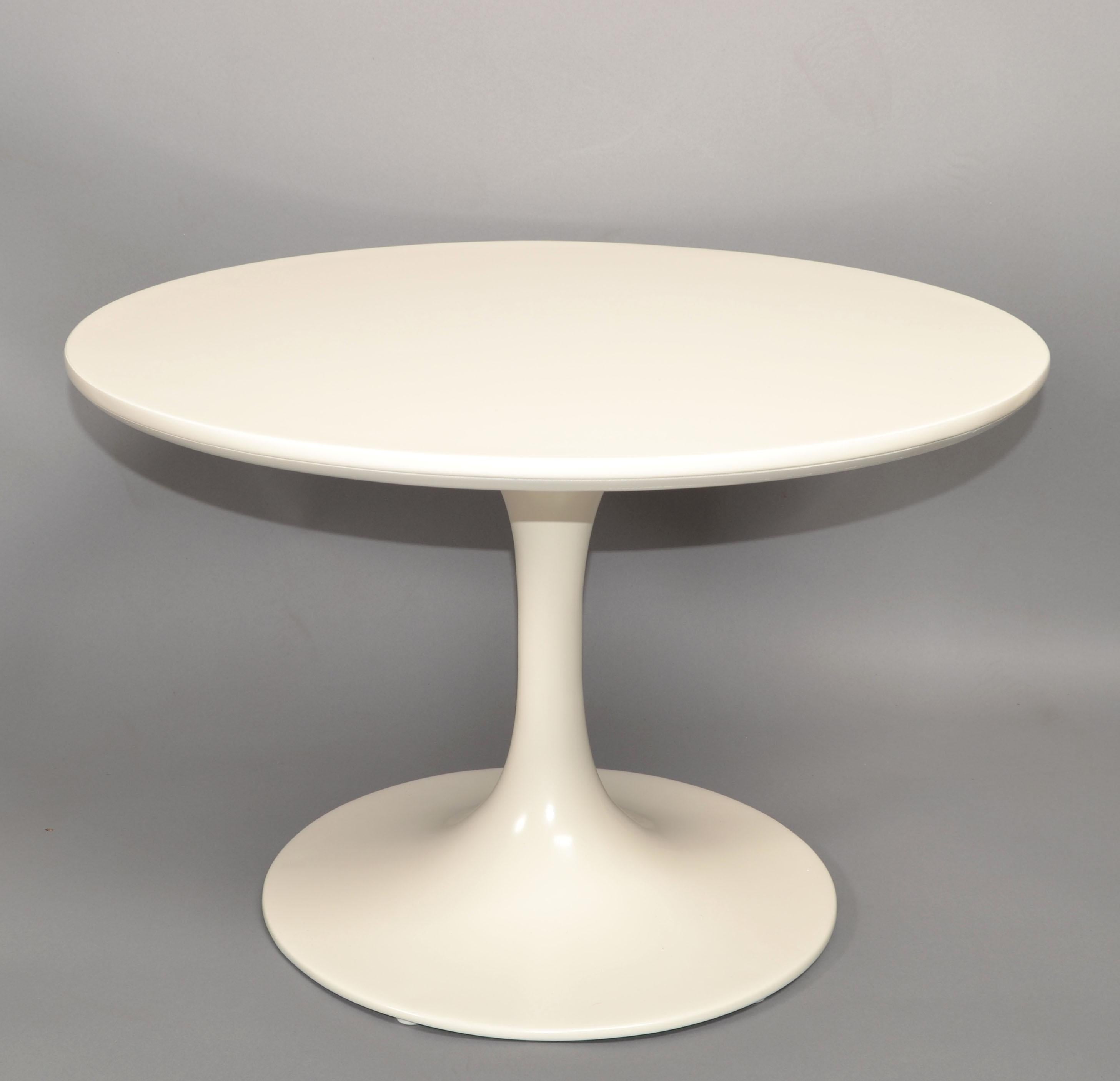 Mid-Century Modern Table basse vintage Eero Saarinen Off White Tulip Base Knoll Associates des années 1960 en vente