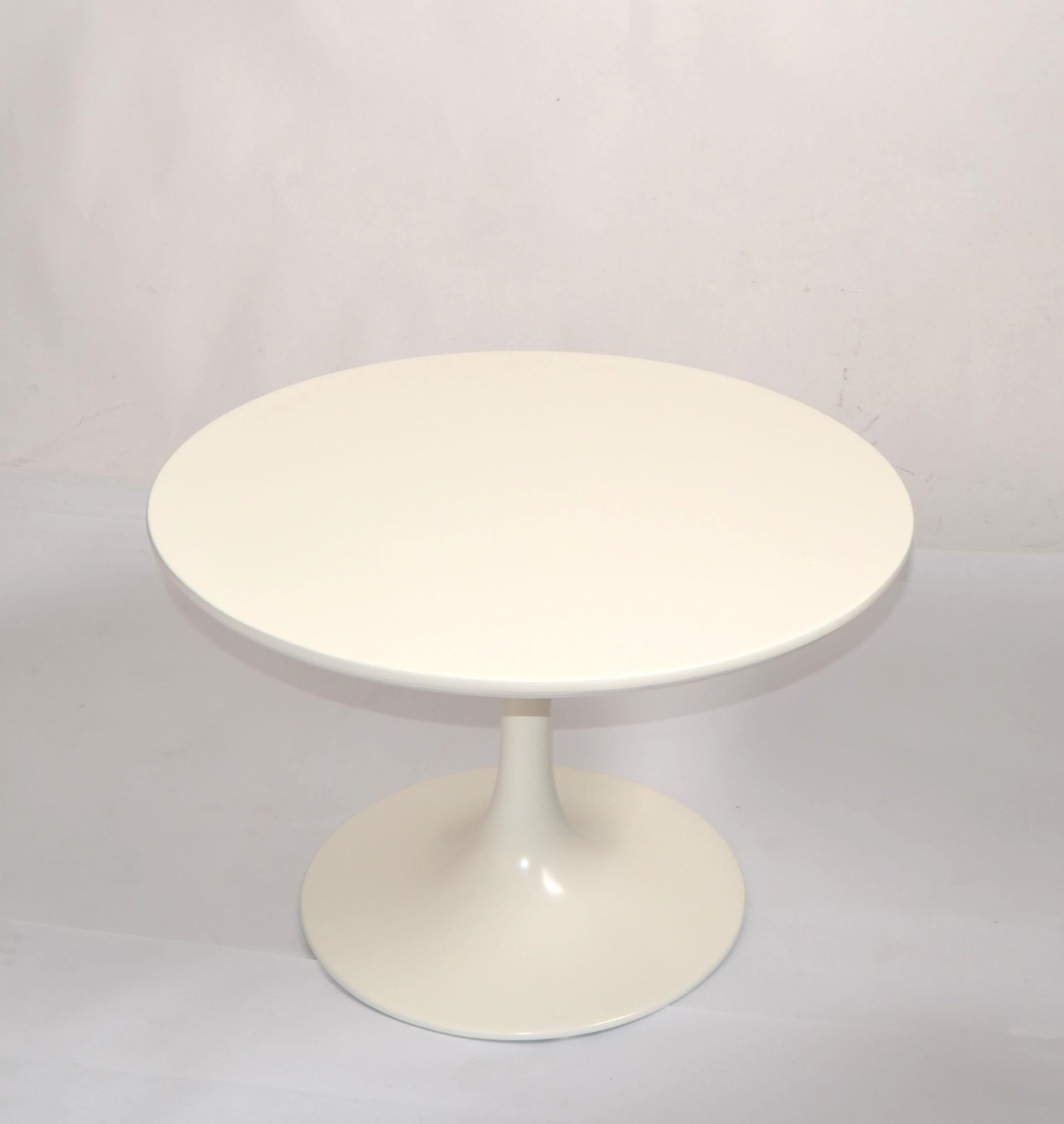 Américain Table basse vintage Eero Saarinen Off White Tulip Base Knoll Associates des années 1960 en vente
