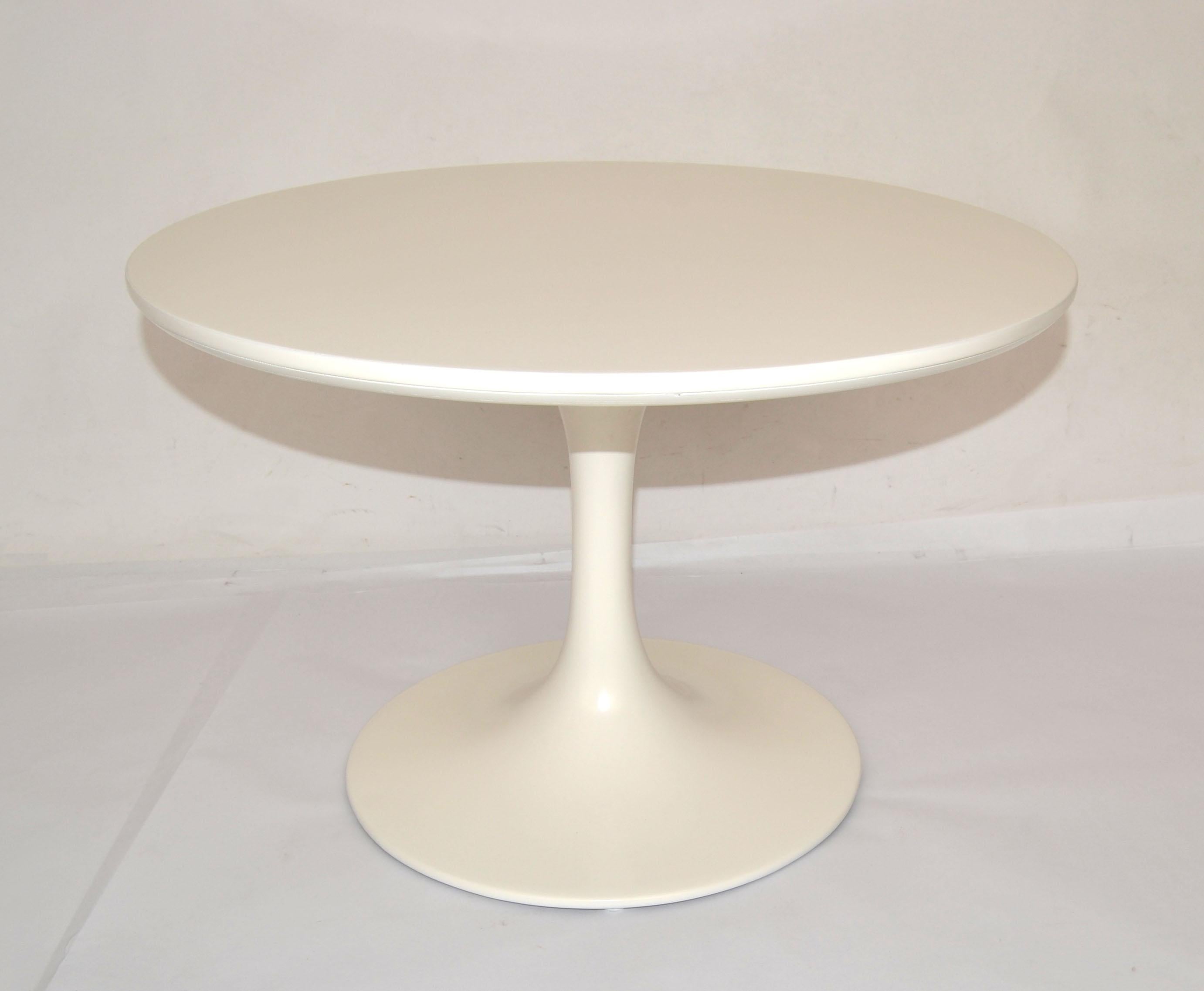 Moulage Table basse vintage Eero Saarinen Off White Tulip Base Knoll Associates des années 1960 en vente