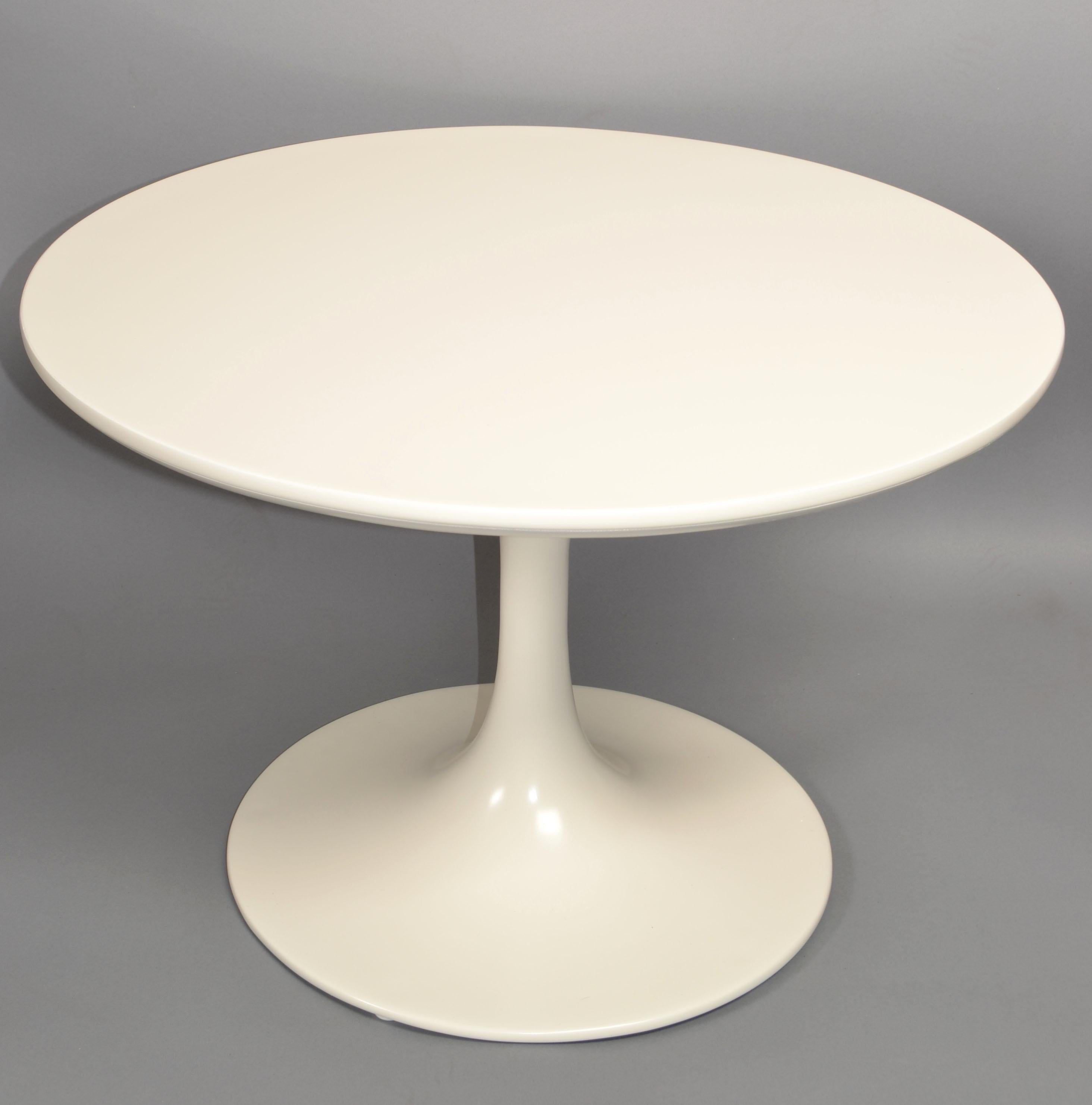 Table basse vintage Eero Saarinen Off White Tulip Base Knoll Associates des années 1960 Bon état - En vente à Miami, FL