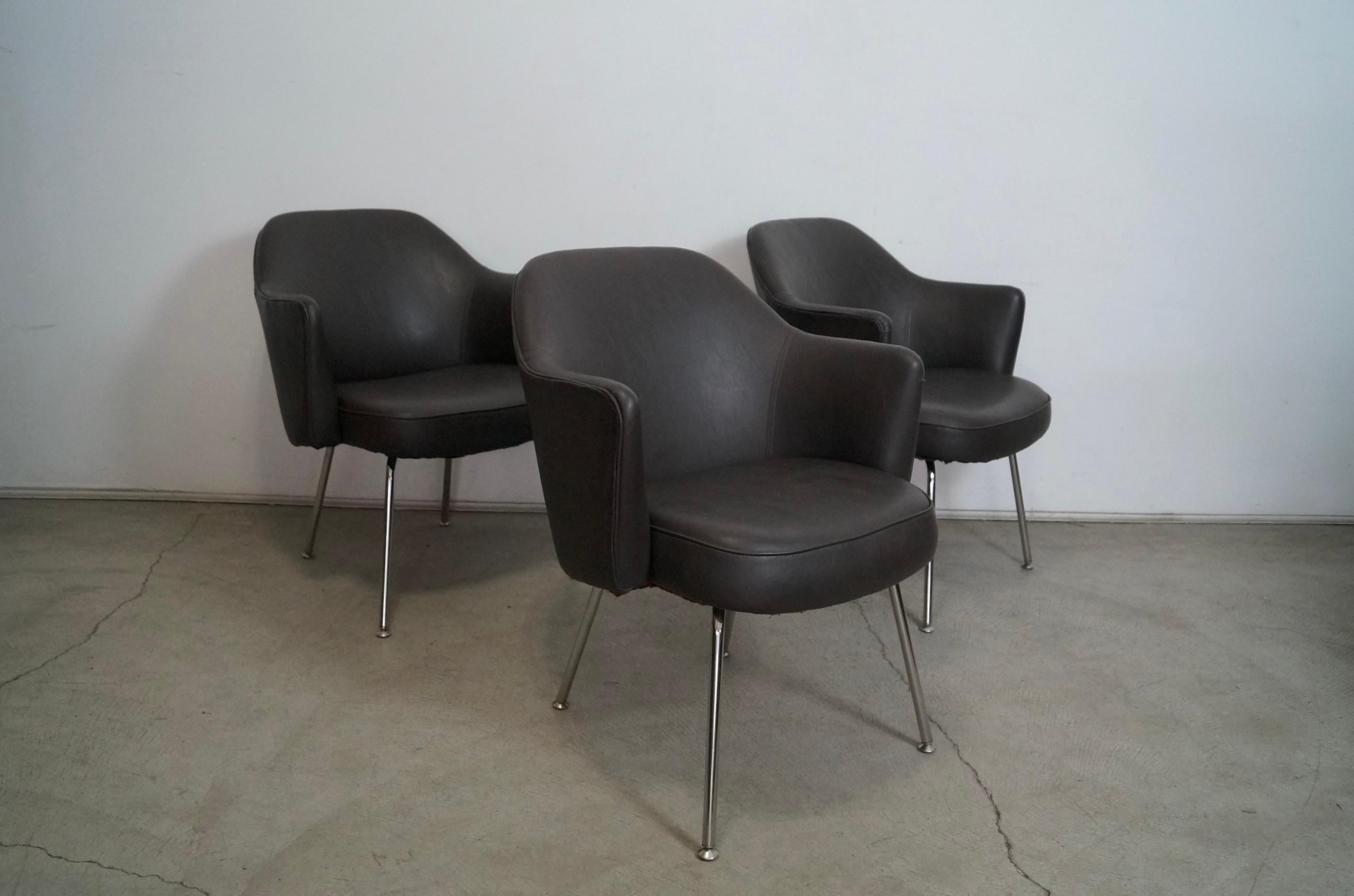 Vintage Eero Saarinen Style Martin Brattrud Executive Armchairs - Set of 3 For Sale 4