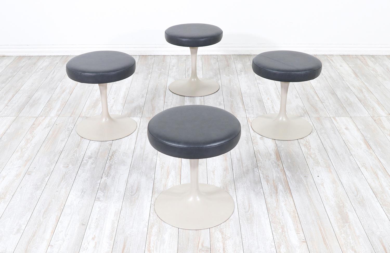 Mid-Century Modern Expertly Restored -Vintage Eero Saarinen Tulip Stool with Grey Leather for Knoll For Sale