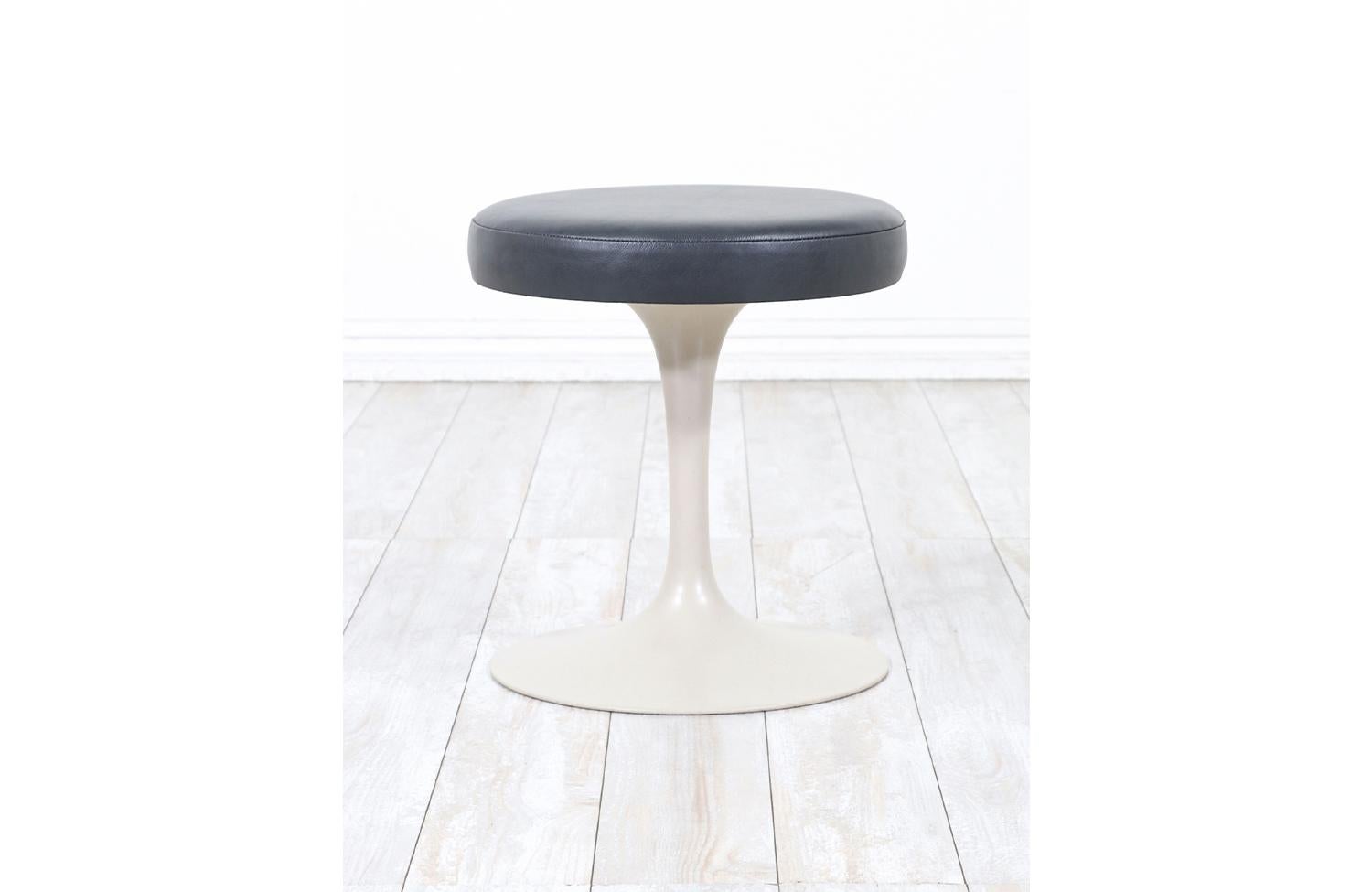 Expertly Restored -Vintage Eero Saarinen Tulip Stool with Grey Leather for Knoll In Excellent Condition For Sale In Los Angeles, CA