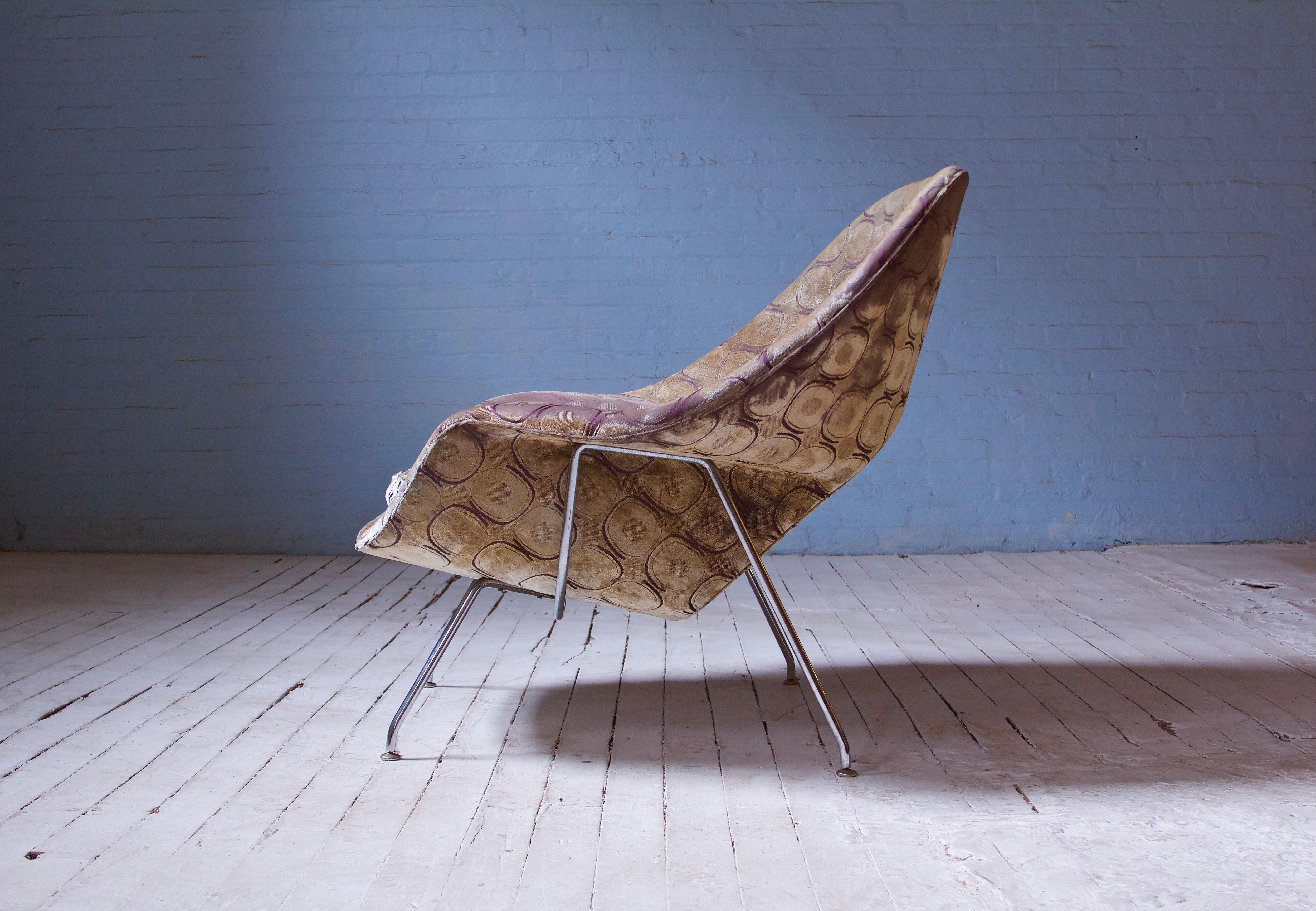 A 20th century classic, here we have a stunning womb chair with a unique patterned velvet--a la 1970s. This form is as comfortable as it is visually stunning, rendering an oft-celebrated and much-imitated design that has lasted the better part of a