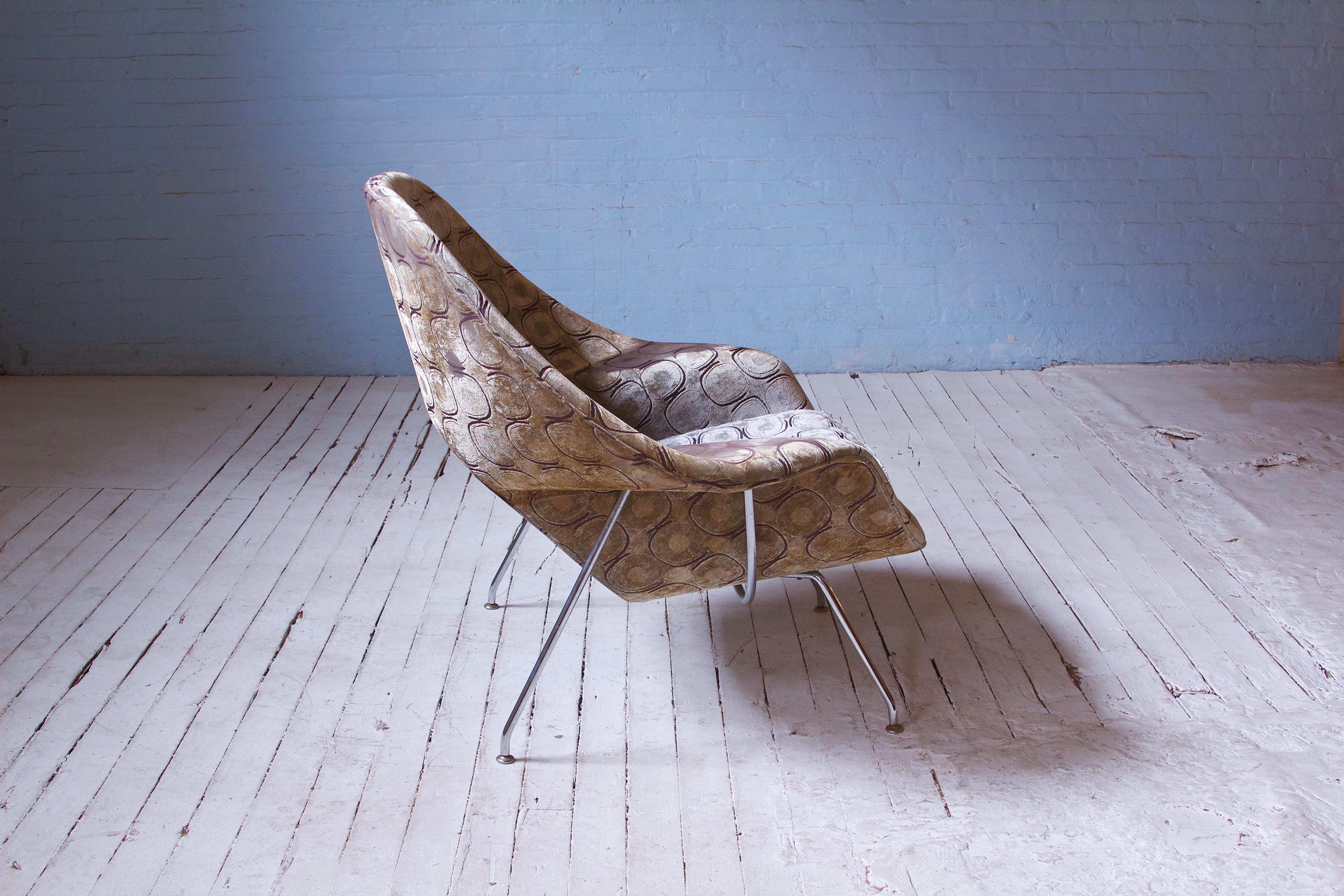 Metalwork Vintage Eero Saarinen Womb Chair in Distressed Velvet, 1970s