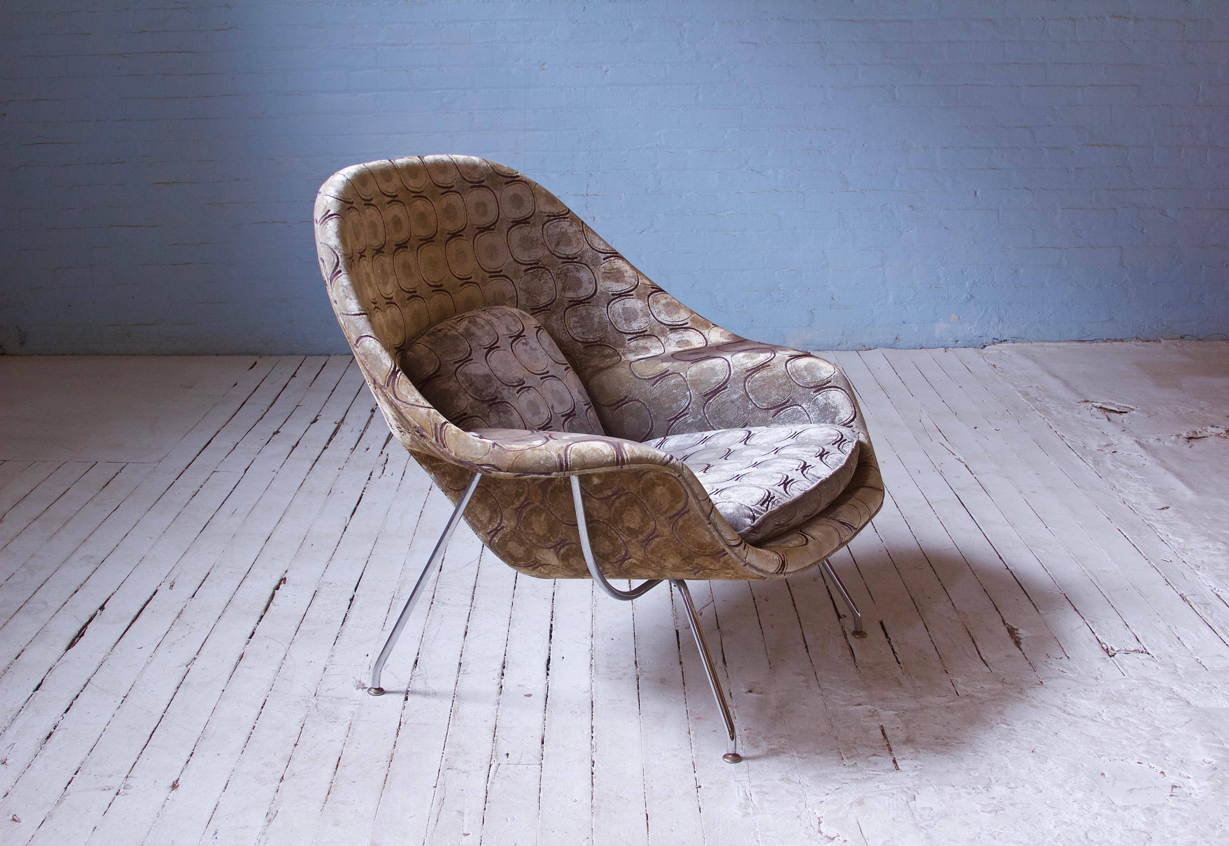 Vintage Eero Saarinen Womb Chair in Distressed Velvet, 1970s In Good Condition In Brooklyn, NY