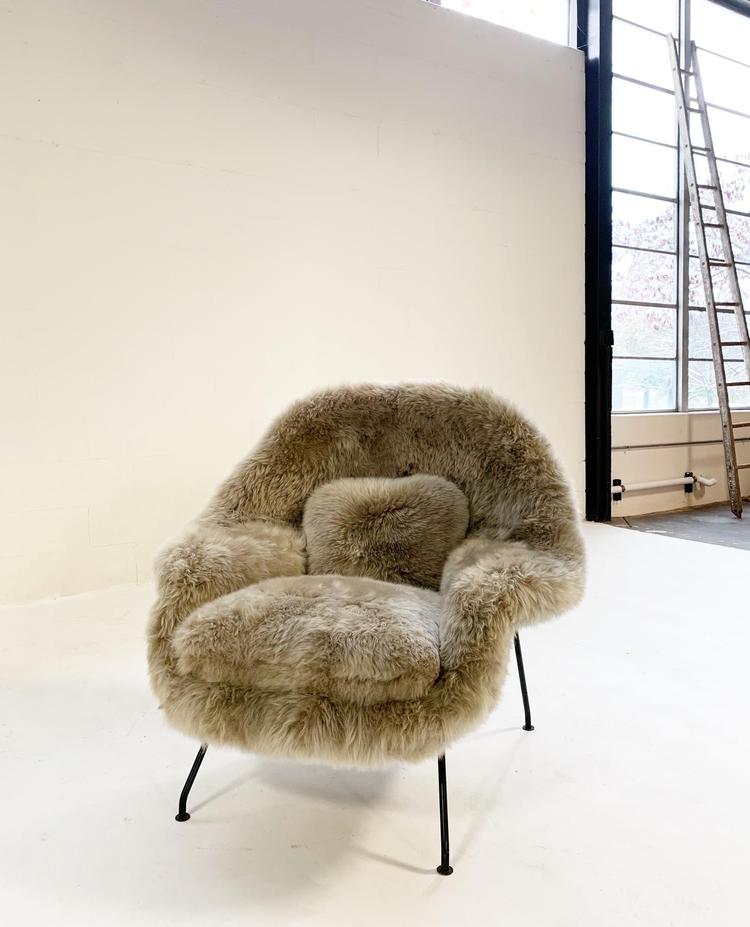 Vintage Eero Saarinen Womb Chair Restored in New Zealand Sheepskin In Excellent Condition In SAINT LOUIS, MO