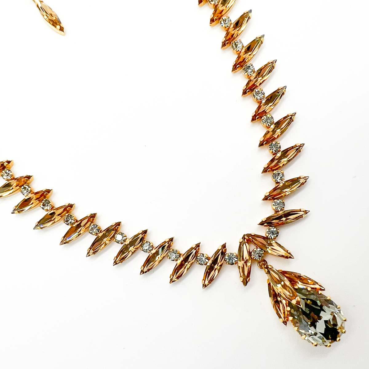 Eine atemberaubend schöne Vintage EFBI Austria Tropfen-Halskette von einem der besten Modeschmuckhersteller Österreichs aus der Mitte des Jahrhunderts. Er ist mit zarten Citrin-Navette-Kristallen besetzt, die mit weißen Chatons akzentuiert sind, und