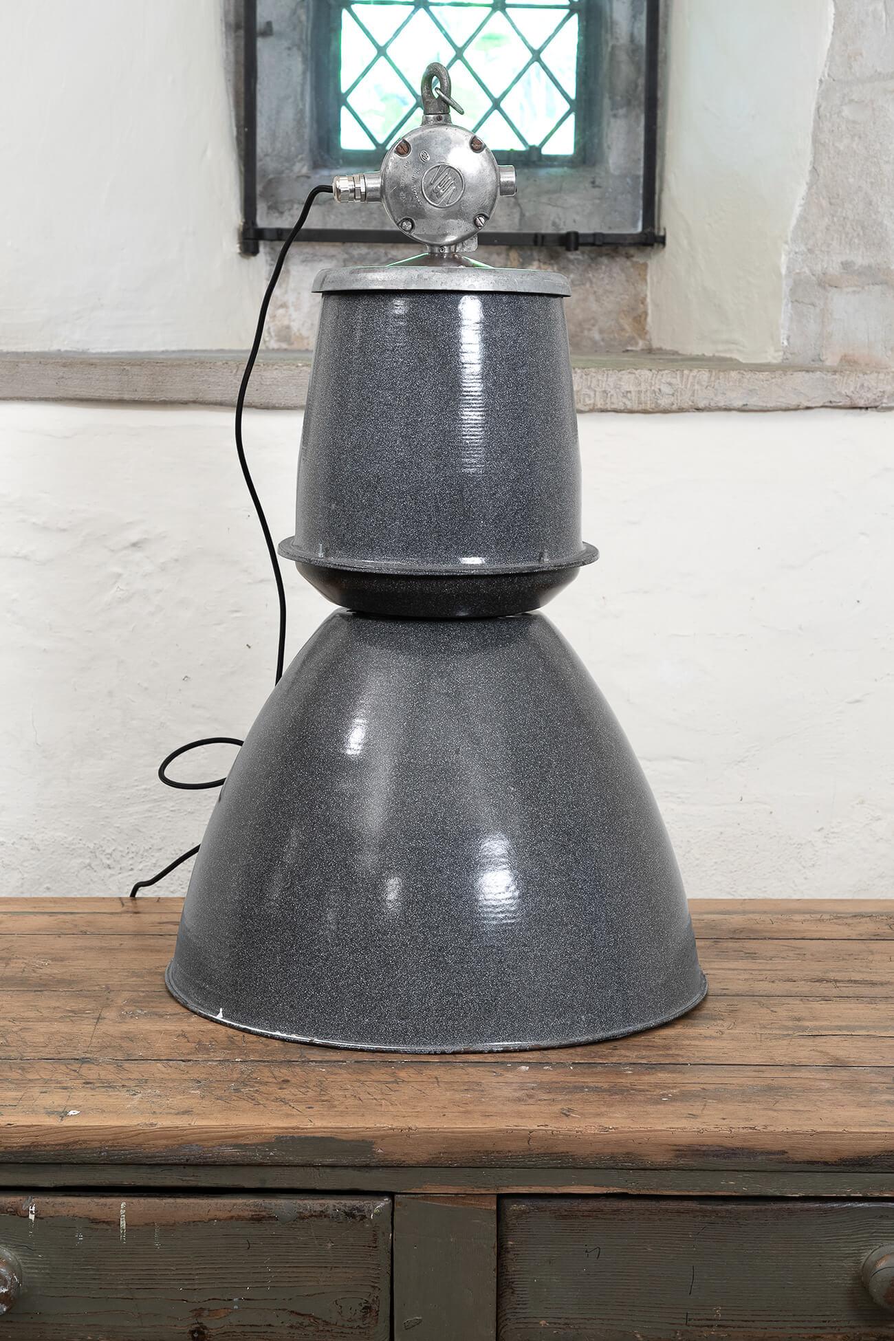 Vintage EFC Fabriklampe. Mit grauem Emaille-Farbton und hervorragender industrieller Ausstrahlung. Ursprünglich wurde die Lampe vor ihrer Umrüstung als Emaille-Tankstellenlampe verwendet. Niederlande, ca. 1950er Jahre. Der Artikel kann problemlos