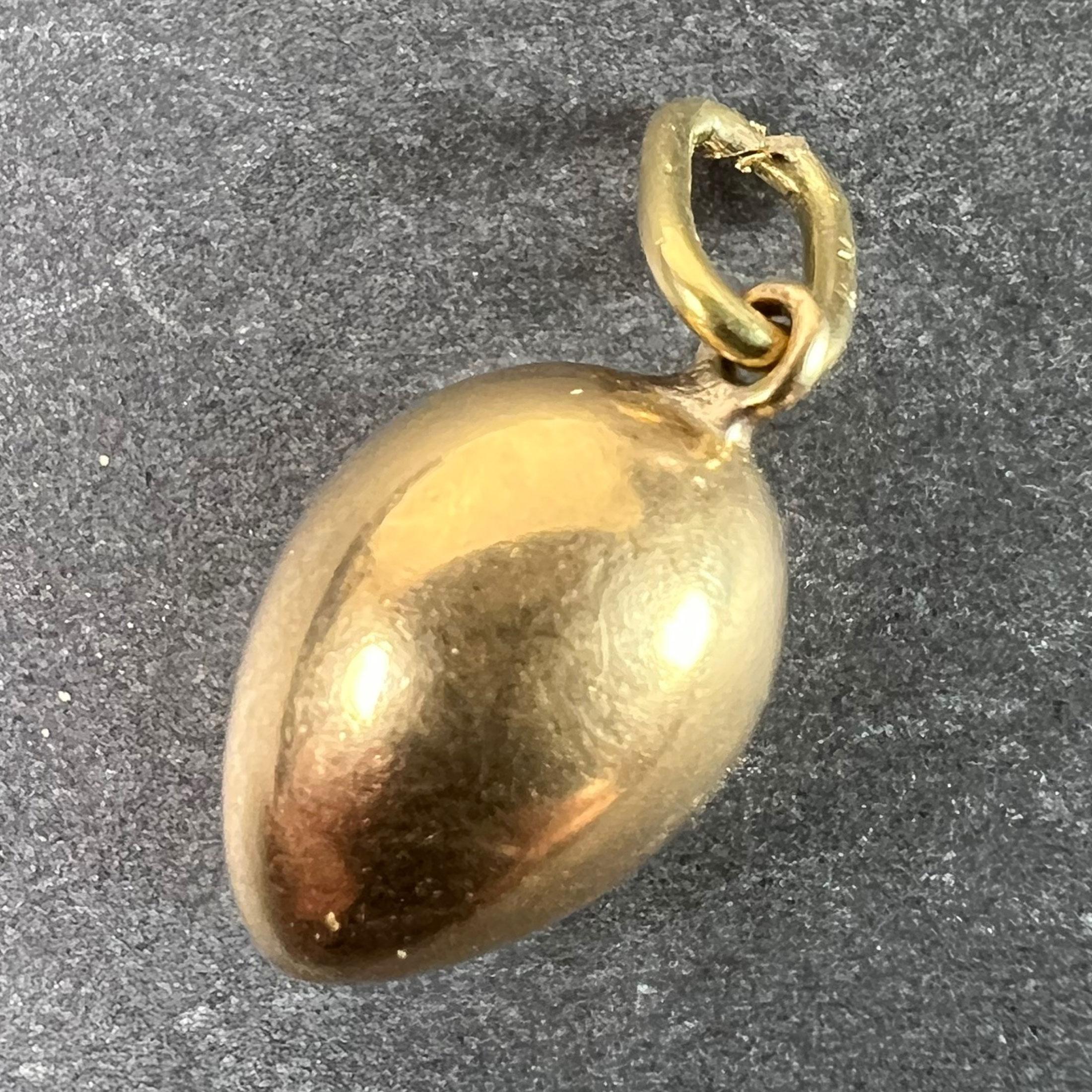 Un ciondolo charme in oro giallo 18 carati (18K) disegnato come un uovo. Le uova simboleggiano la fertilità, la crescita, il nuovo inizio e il potenziale. Non marcato ma testato per l'oro a 18 carati.

Dimensioni: 1,5 x 0,85 x 0,85 cm (escluso