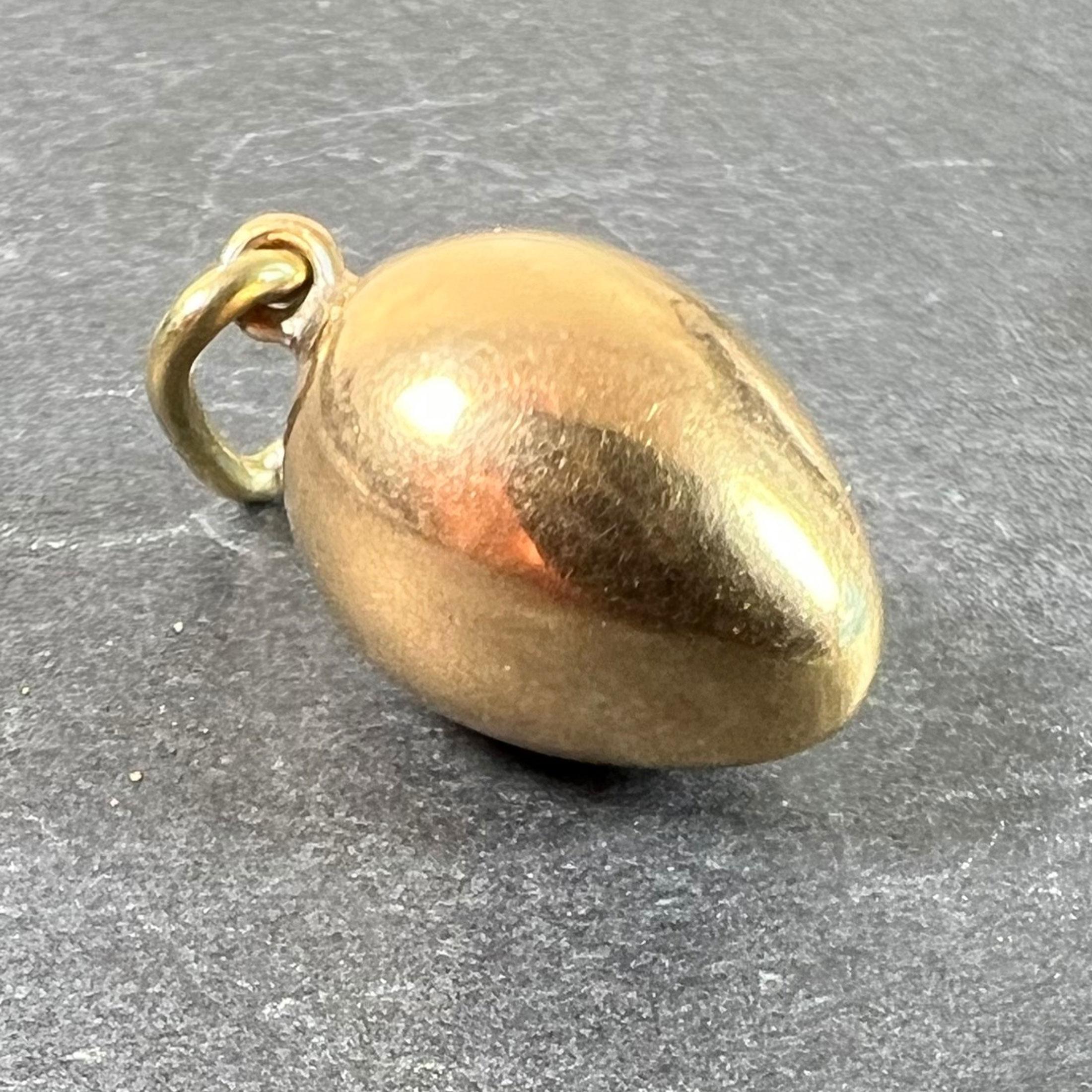 Ciondolo a forma di uovo d'epoca in oro giallo 18K In condizioni buone in vendita a London, GB