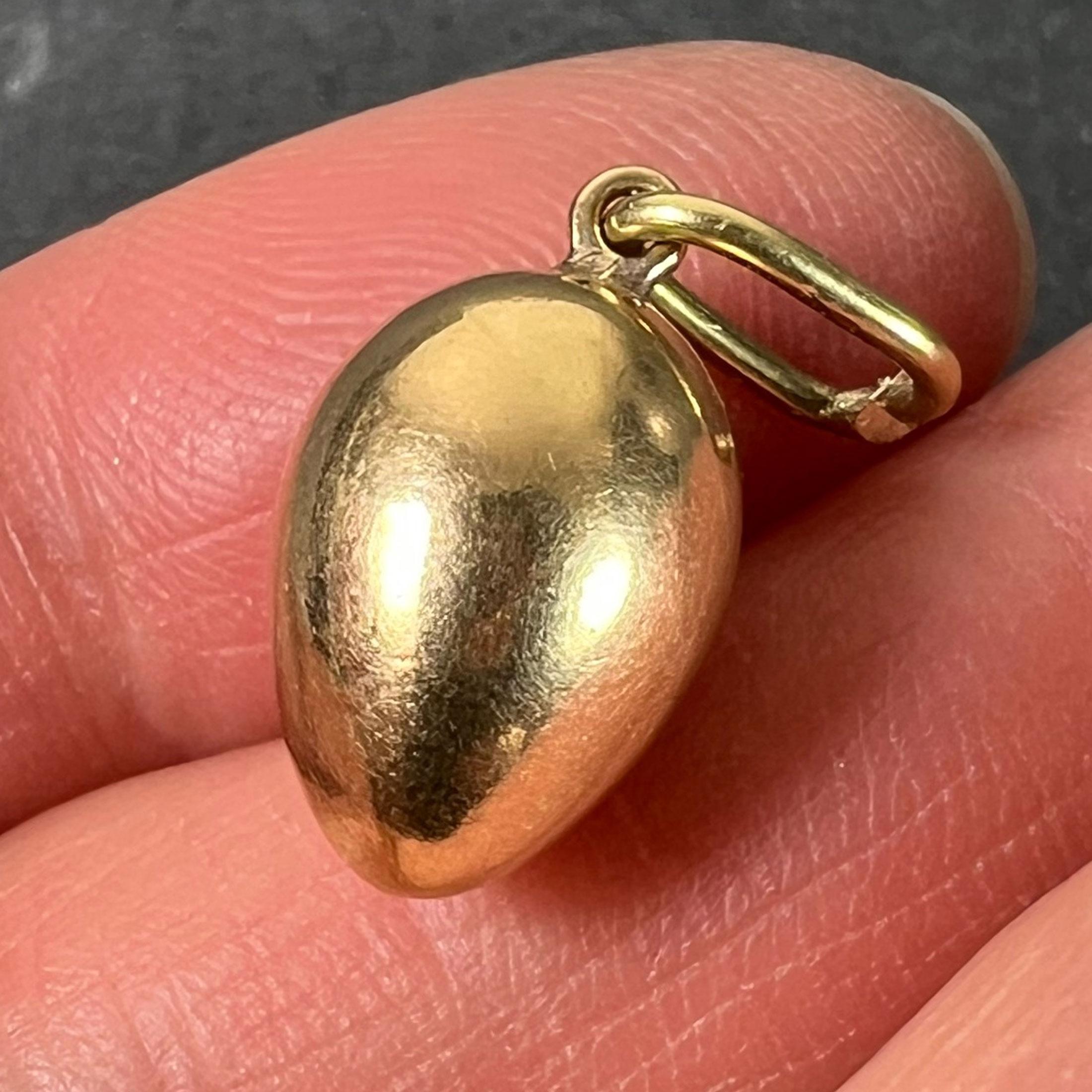 Ciondolo a forma di uovo d'epoca in oro giallo 18K in vendita 1