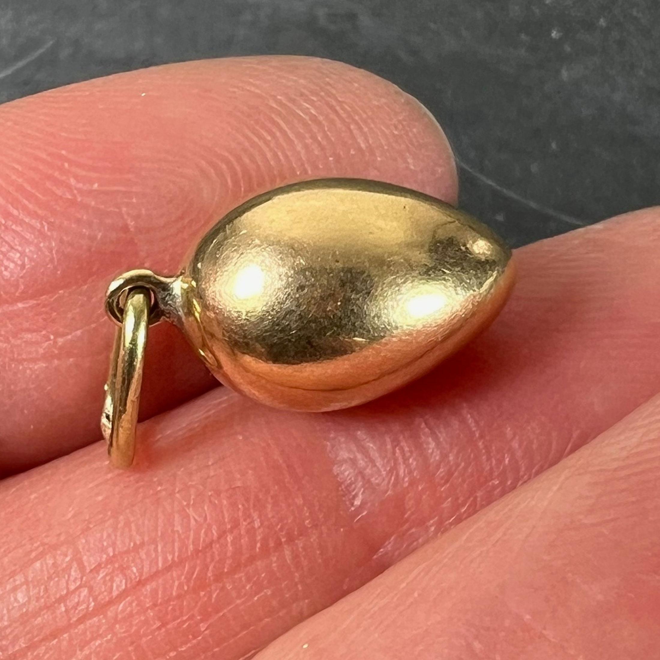 Ciondolo a forma di uovo d'epoca in oro giallo 18K in vendita 4