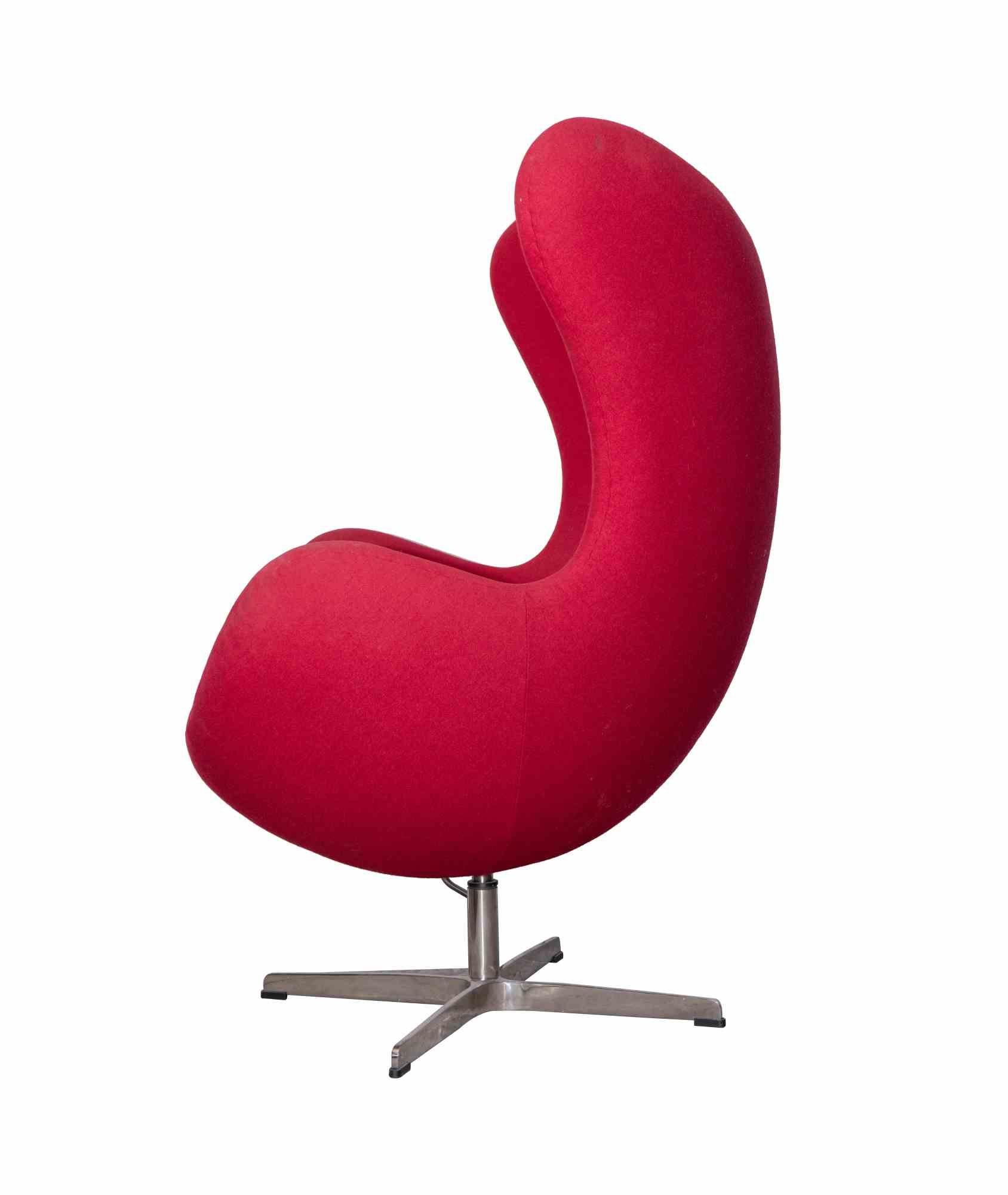 Vintage egg chair is an original design furniture item attr. to Arne Jacobsen and realized for Fritz Hansen&Sons.

Aluminum base on a steel pedestal, shell in polyurethane foam with fiberglass. Upholstery in red fabric.

Designed first in 1959,