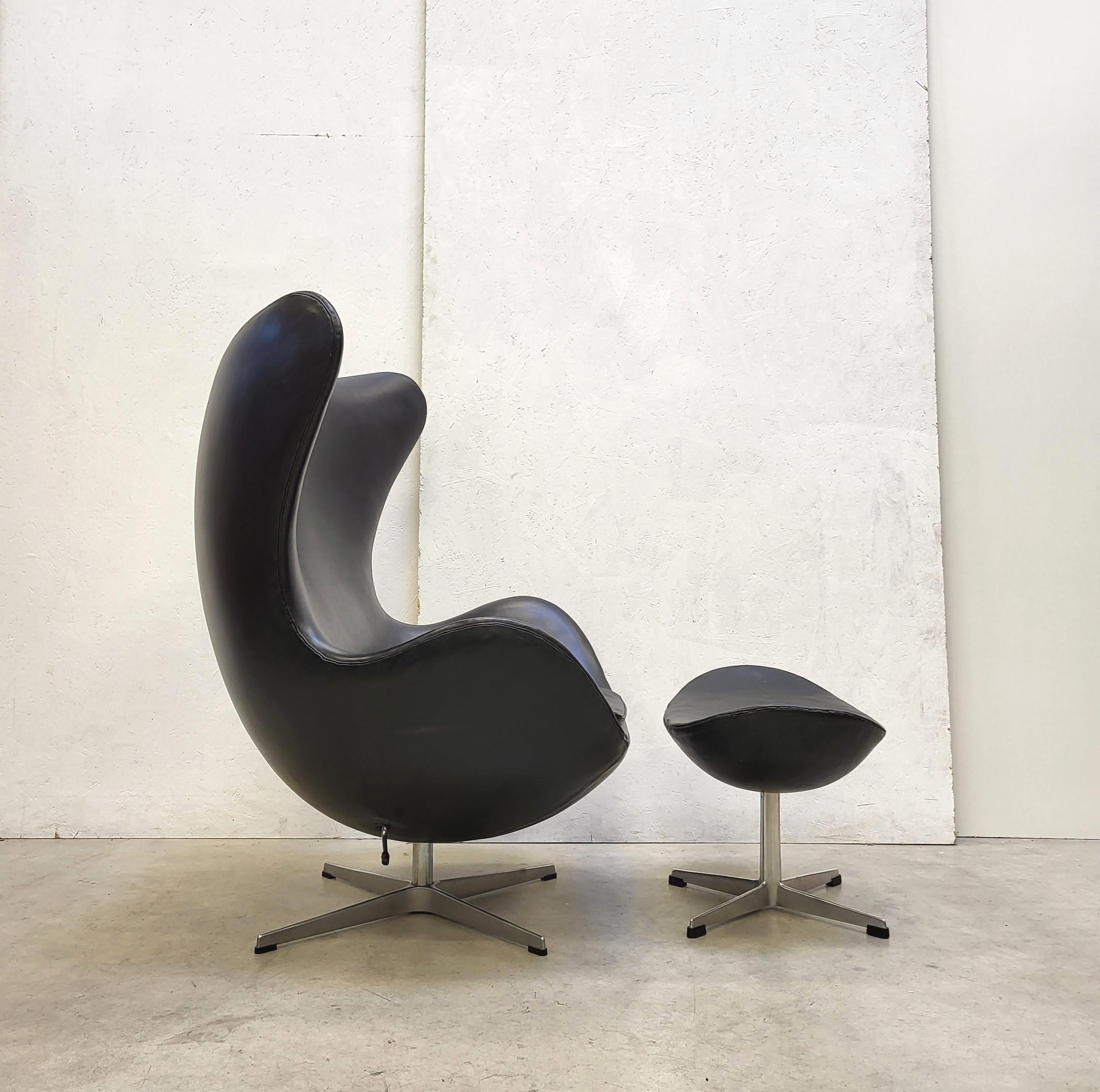 This very rare 80s edition Egg chair with ottoman was designed in the 50s by Arne Jacobsen for the SAS Hotel in Copenhagen and produced by Fritz Hansen in 1981. The Egg chair comes with a very fine black semi anilin leather.

The set features an