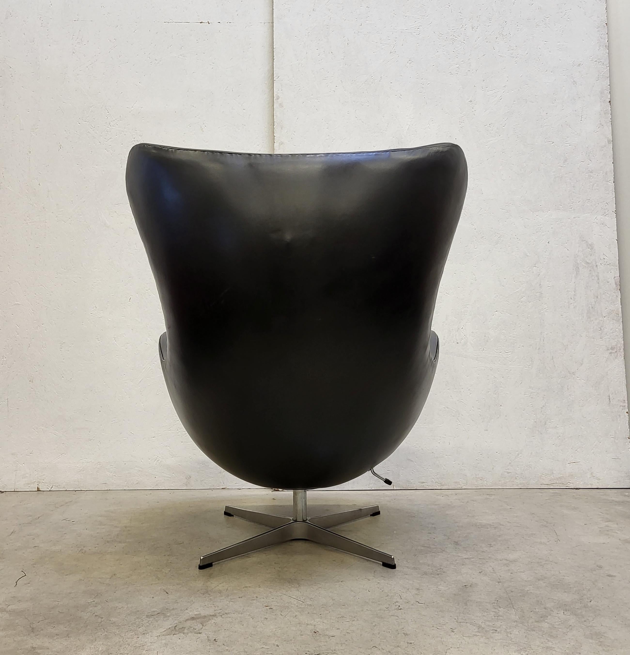 Vintage-Eierstuhl und Ottomane im Vintage-Stil von Arne Jacobsen für Fritz Hansen, 1981 (Aluminium) im Angebot