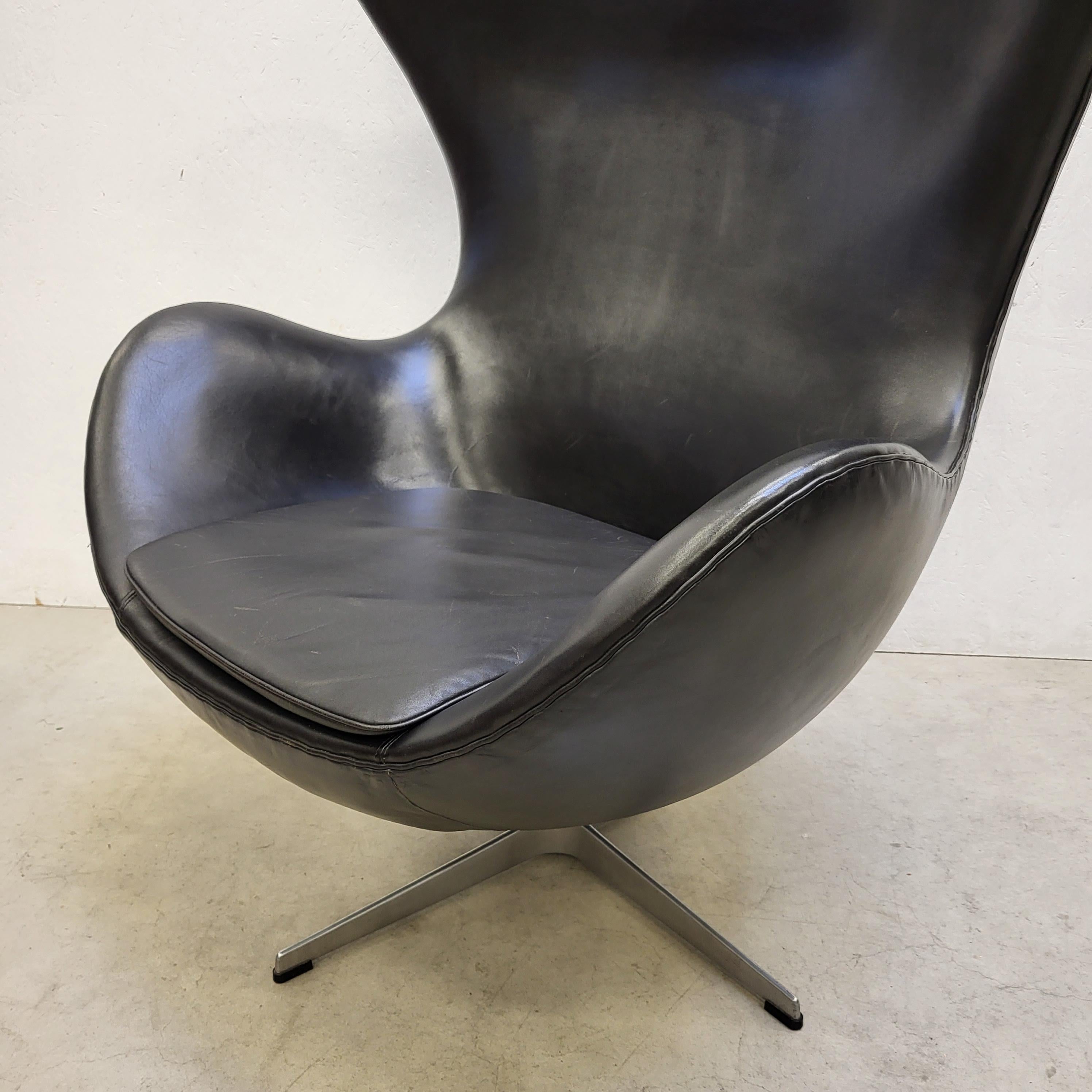 Late 20th Century Vintage Egg Chair & Ottoman by Arne Jacobsen for Fritz Hansen, 1981 For Sale