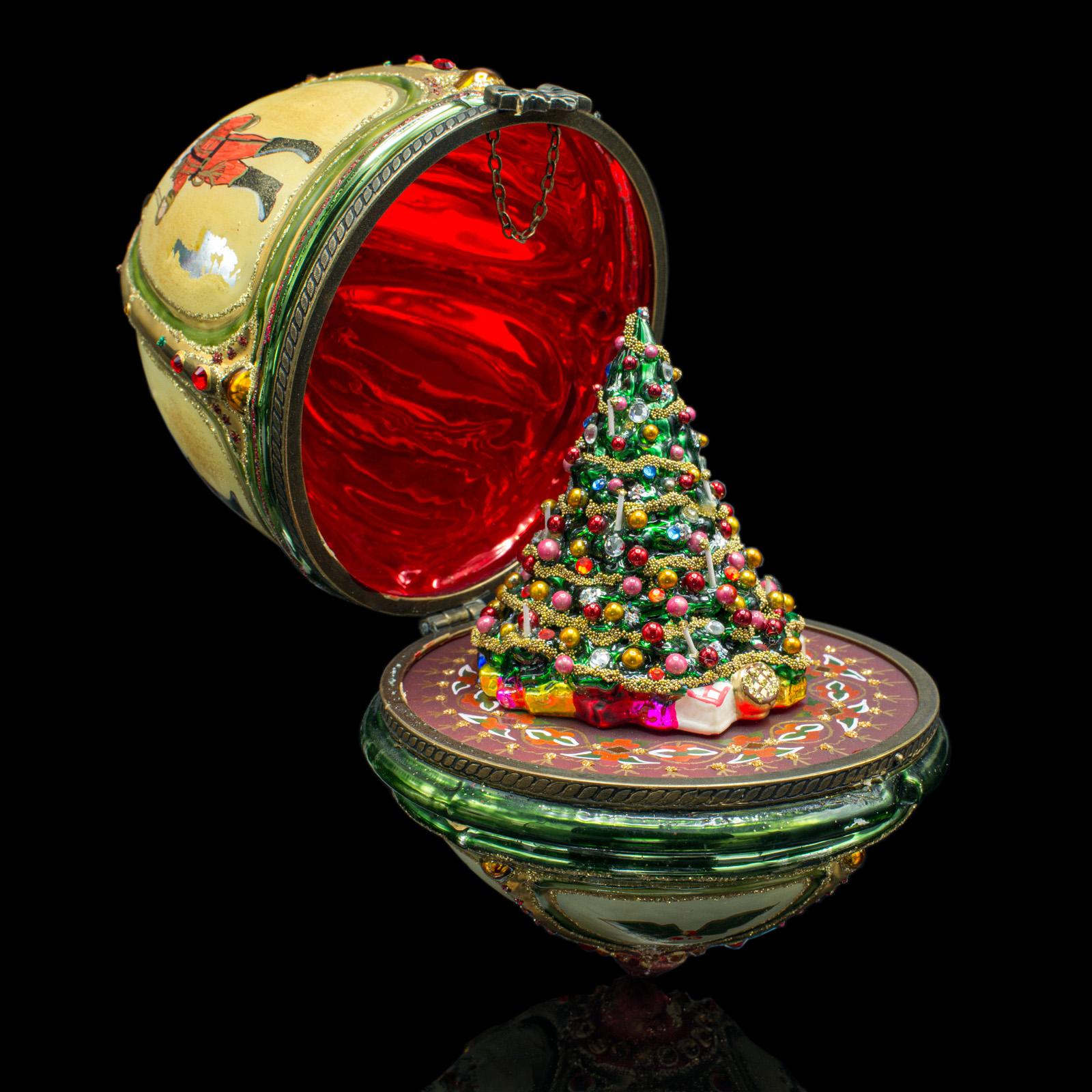 Voici une boule de Noël vintage en forme d'œuf. Un ornement de sapin décoratif CIRCA, datant de la fin du 20e siècle, vers 1970.

Ajoutez une touche de Noël passé à votre sapin avec cette fabuleuse décoration.
Présente une patine d'ancienneté