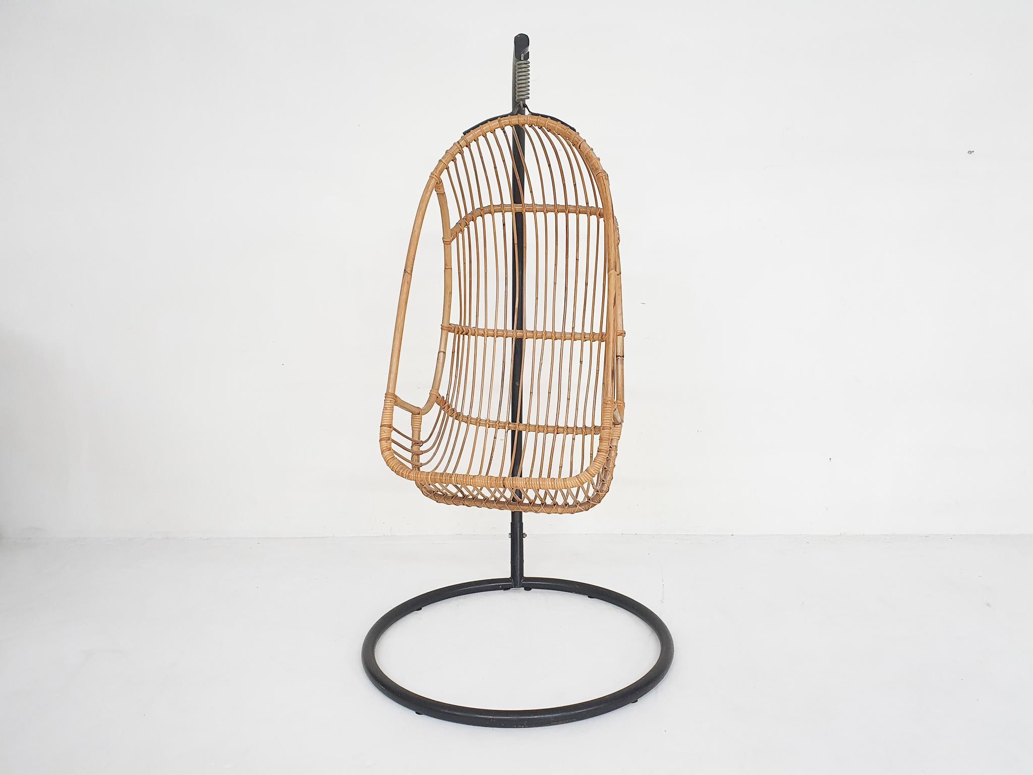 Vintage Eiförmiger Hängestuhl aus Bambus auf Metallsockel, 1960er Jahre (Moderne der Mitte des Jahrhunderts) im Angebot