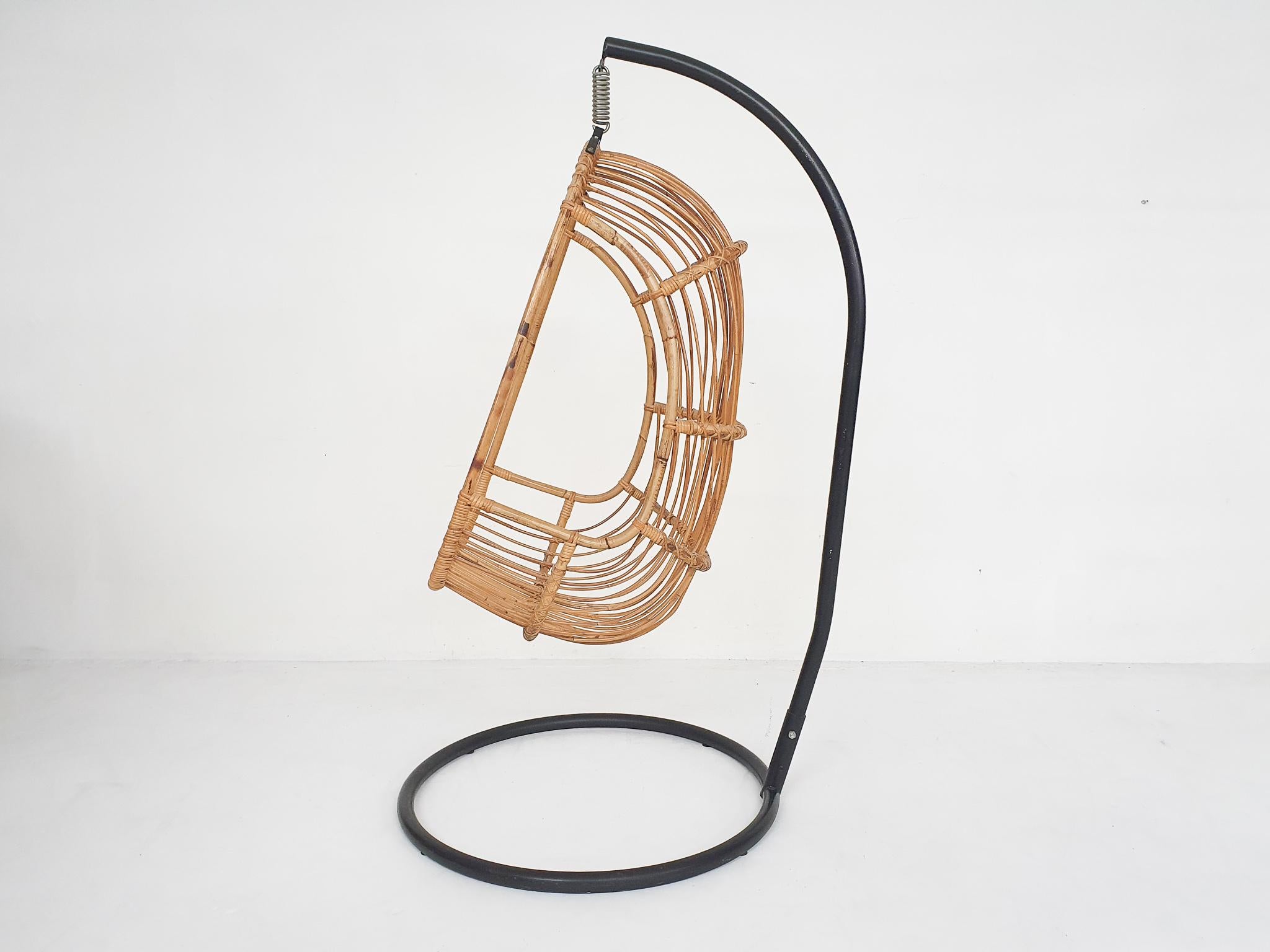Vintage Eiförmiger Hängestuhl aus Bambus auf Metallsockel, 1960er Jahre (Niederländisch) im Angebot