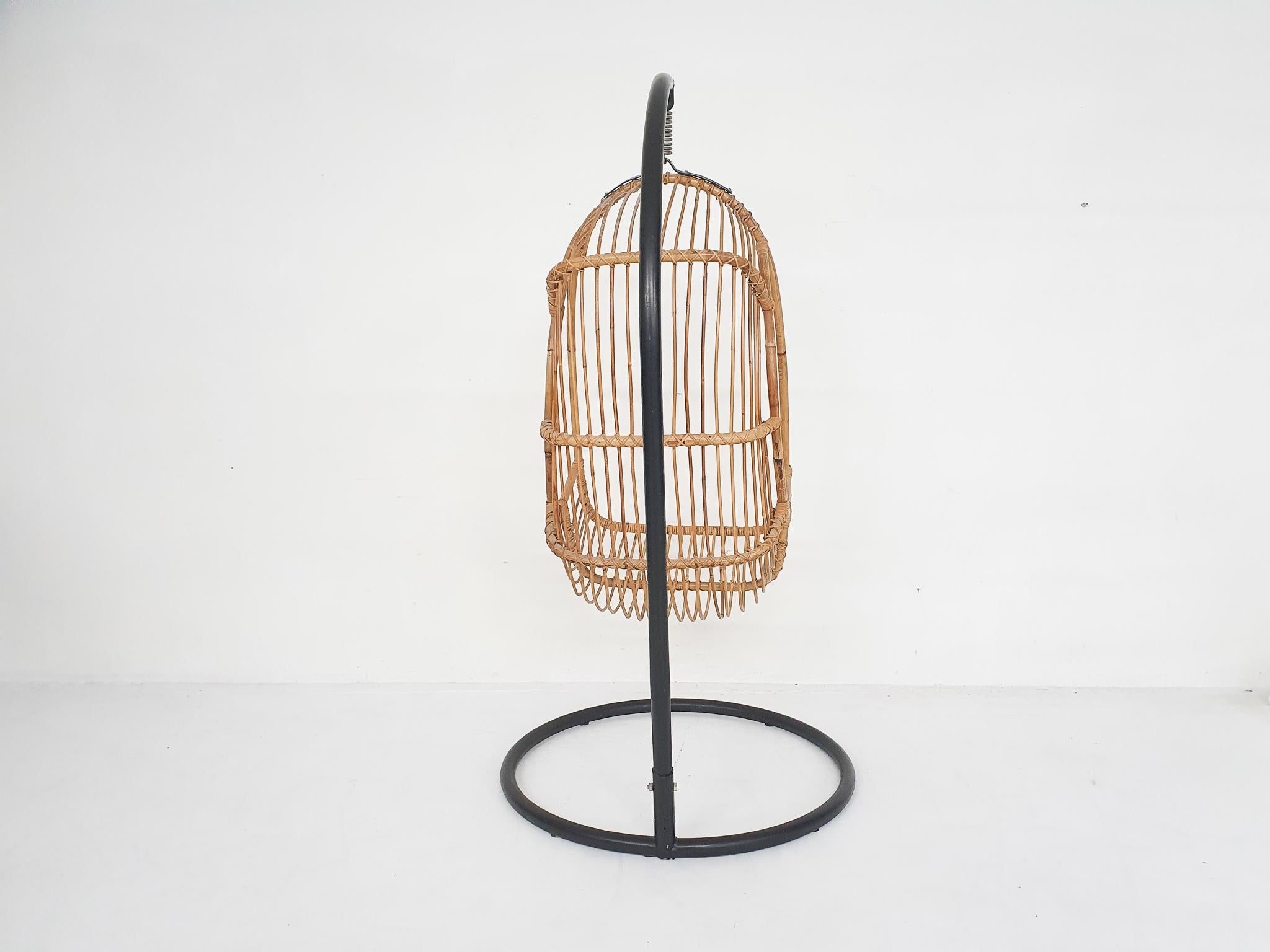 Mid-Century Modern Vintage egg shaped bamboo hanging chair on metal base, 1960's For Sale