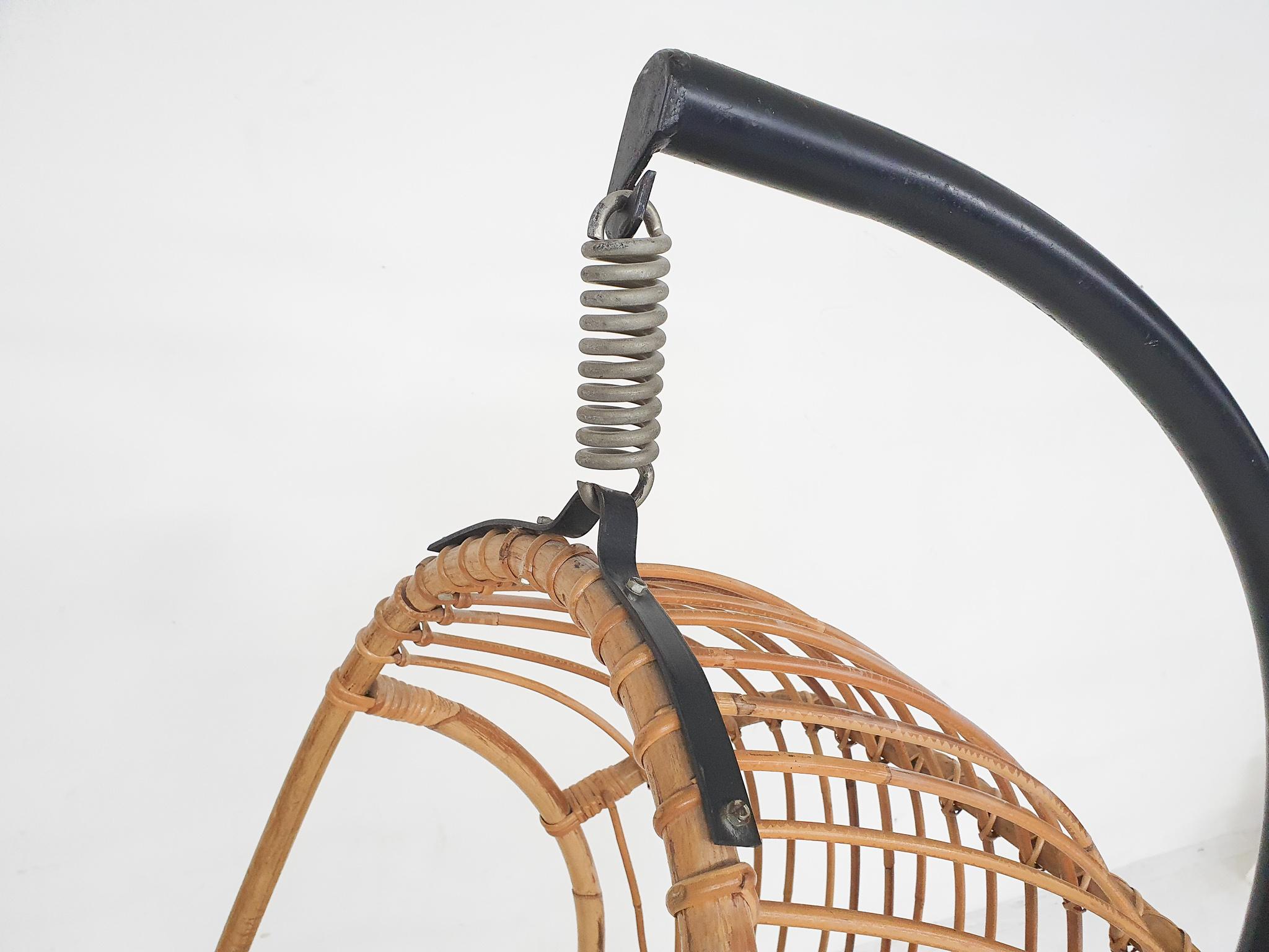 Vintage Eiförmiger Hängestuhl aus Bambus auf Metallsockel, 1960er Jahre im Angebot 2