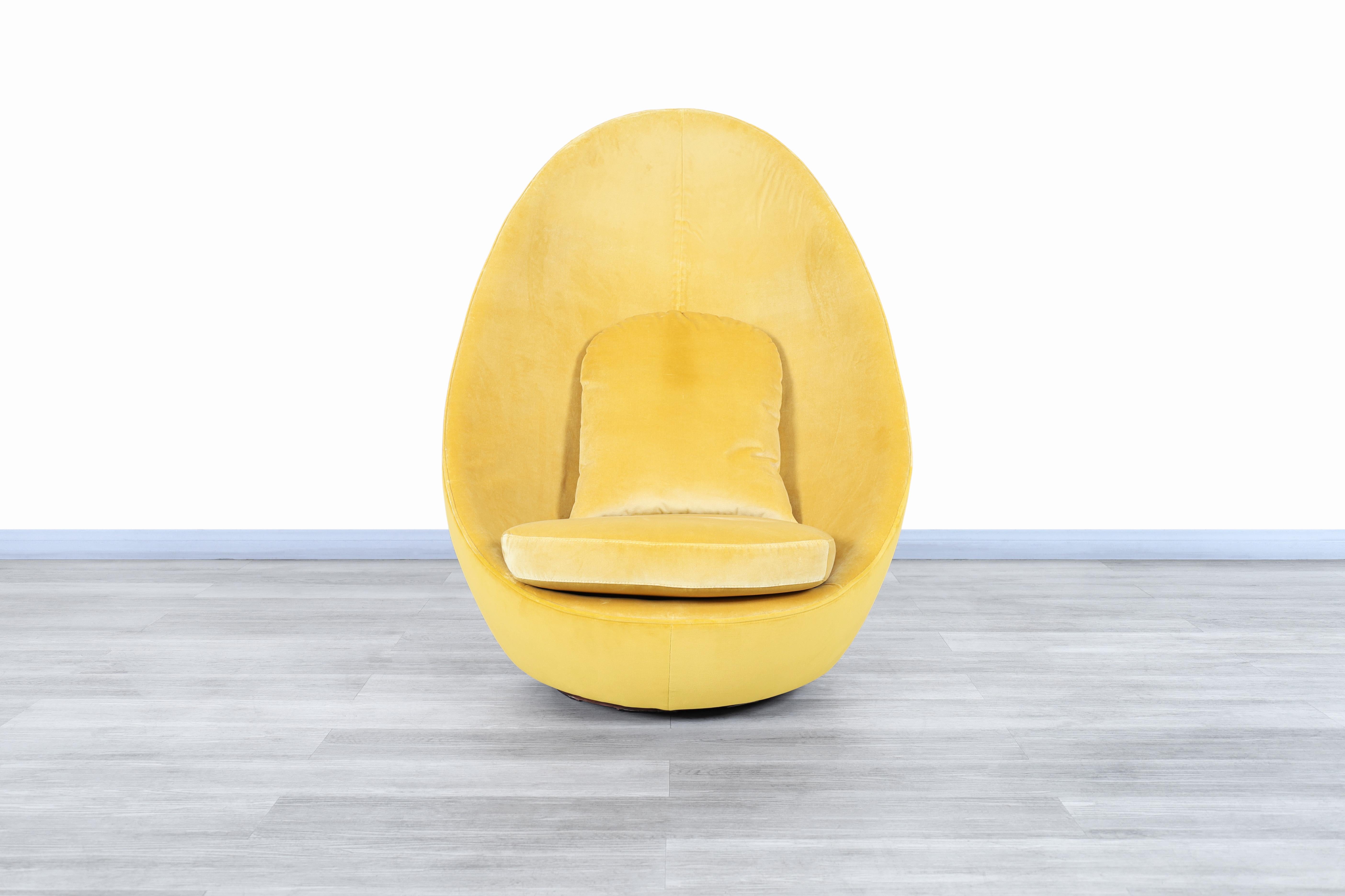 Amazing vintage “Egg” swivel lounge chair designed by Milo Baughman for Thayer Coggin in the United States, circa 1960s. This chair has an extremely detailed design, something that only Milo Baughman would have dared to manufacture, and that