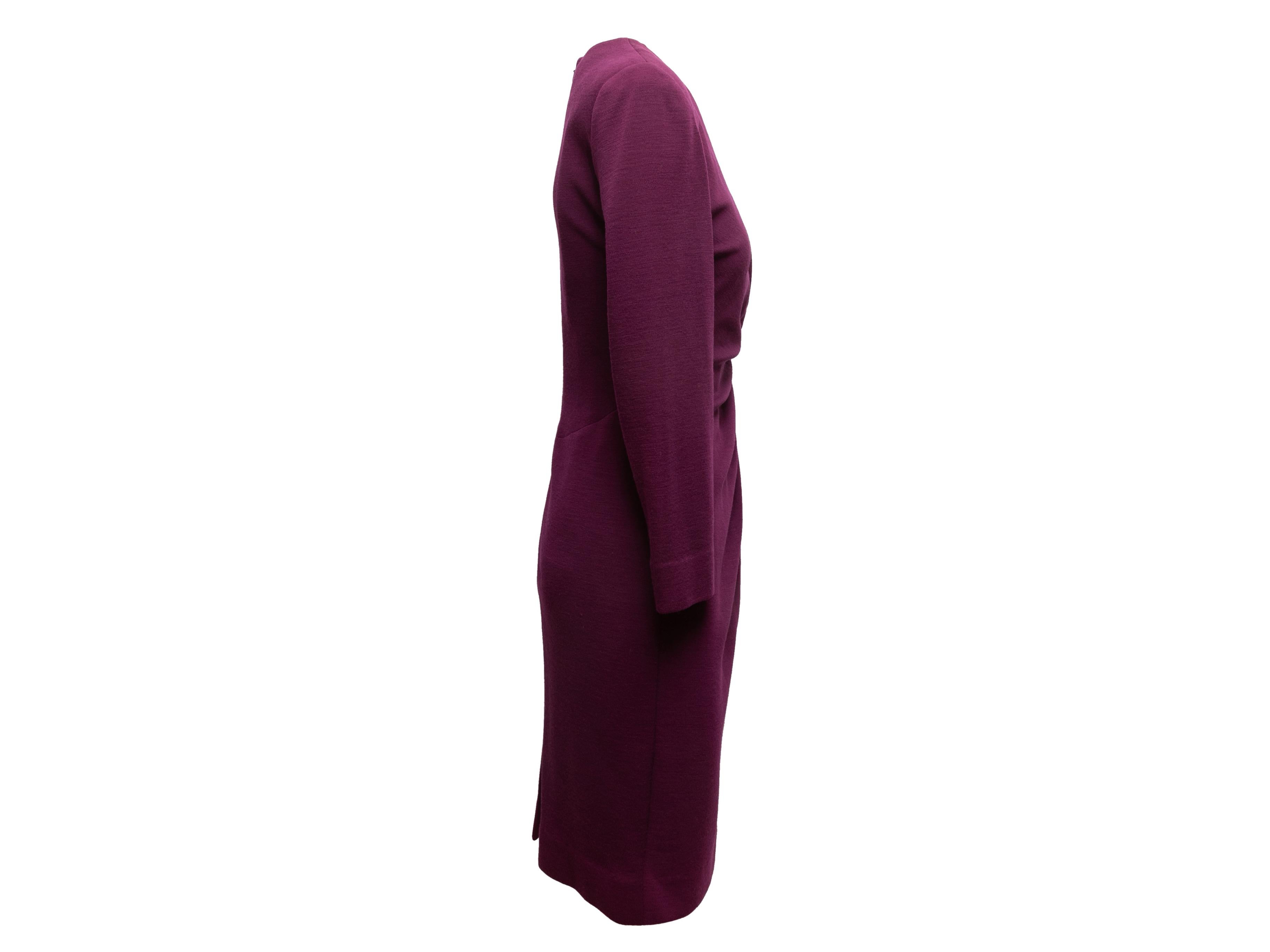  Langärmeliges Kleid aus auberginefarbener Wolle von Hanae Mori. Ca. 1980er Jahre V-Ausschnitt. Seitliche Raffung an der Taille. Reißverschluss am Rücken. 33
