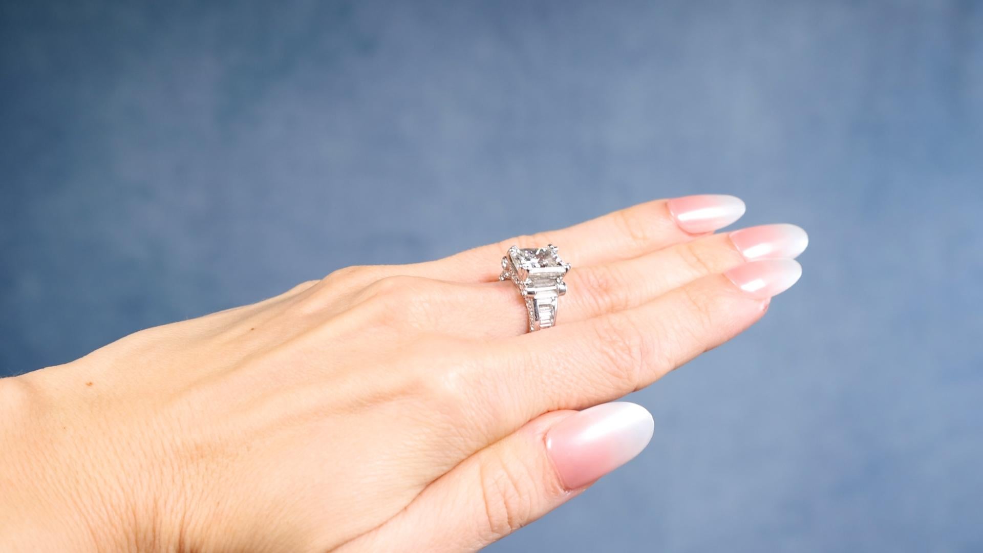 Taille radiant Bague vintage avec diamant taille radiant de 5,13 carats certifié EGL en vente