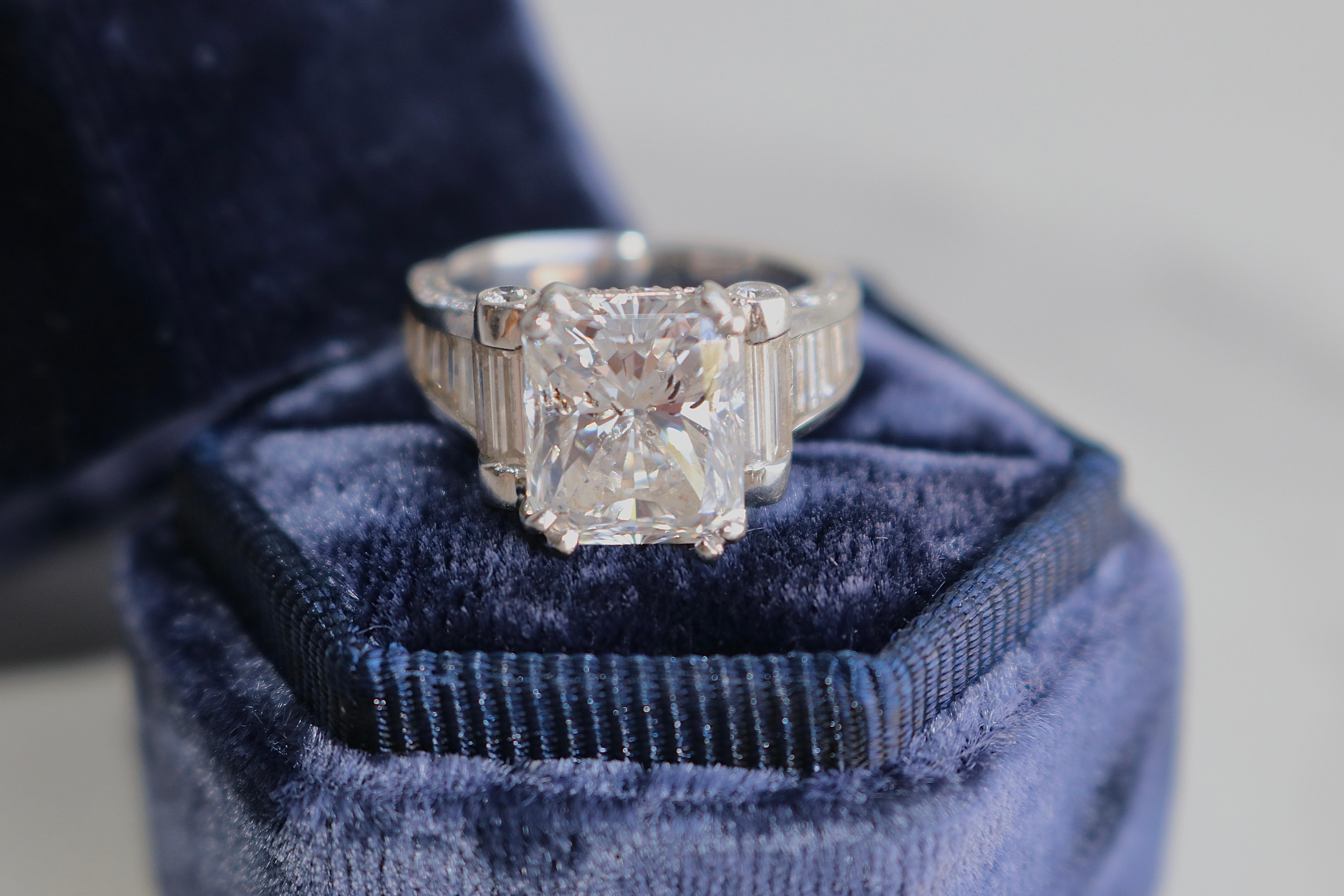 Bague vintage avec diamant taille radiant de 5,13 carats certifié EGL Unisexe en vente