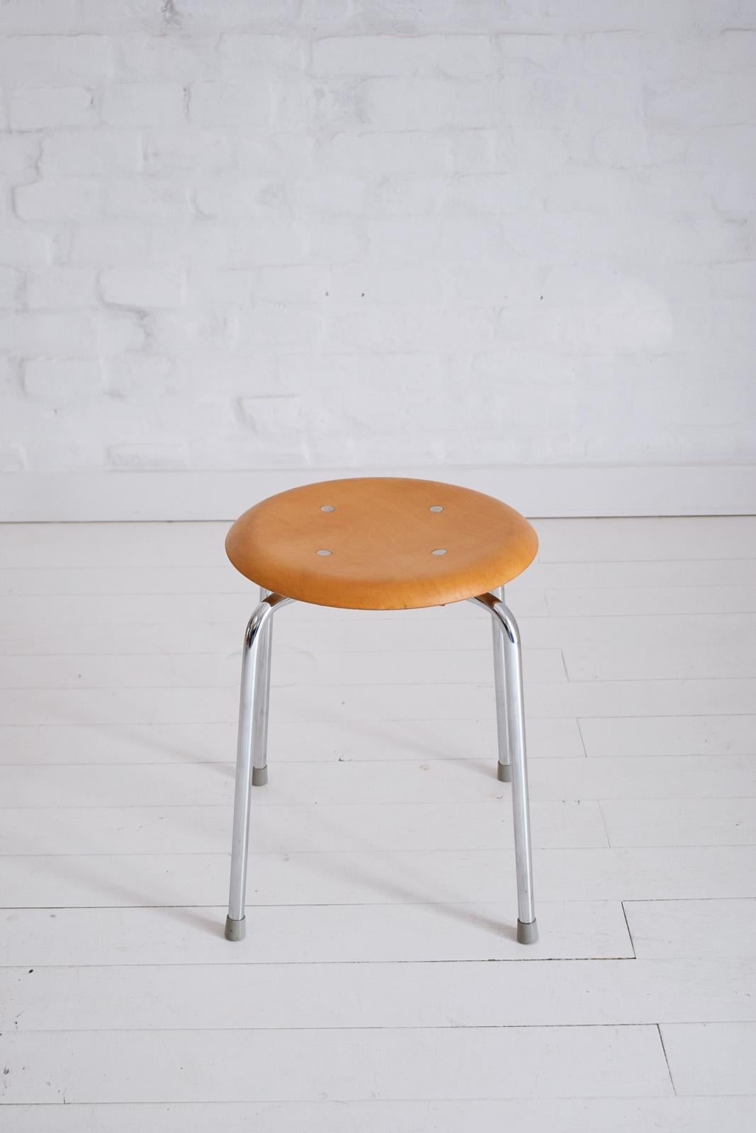 Nice round stool with curved chrome-plated steel frame and moulded seat of laminated wood veneer.
An original Bauhaus design from the 1950s. It works perfectly as a seat and as a small table.
More pieces available.