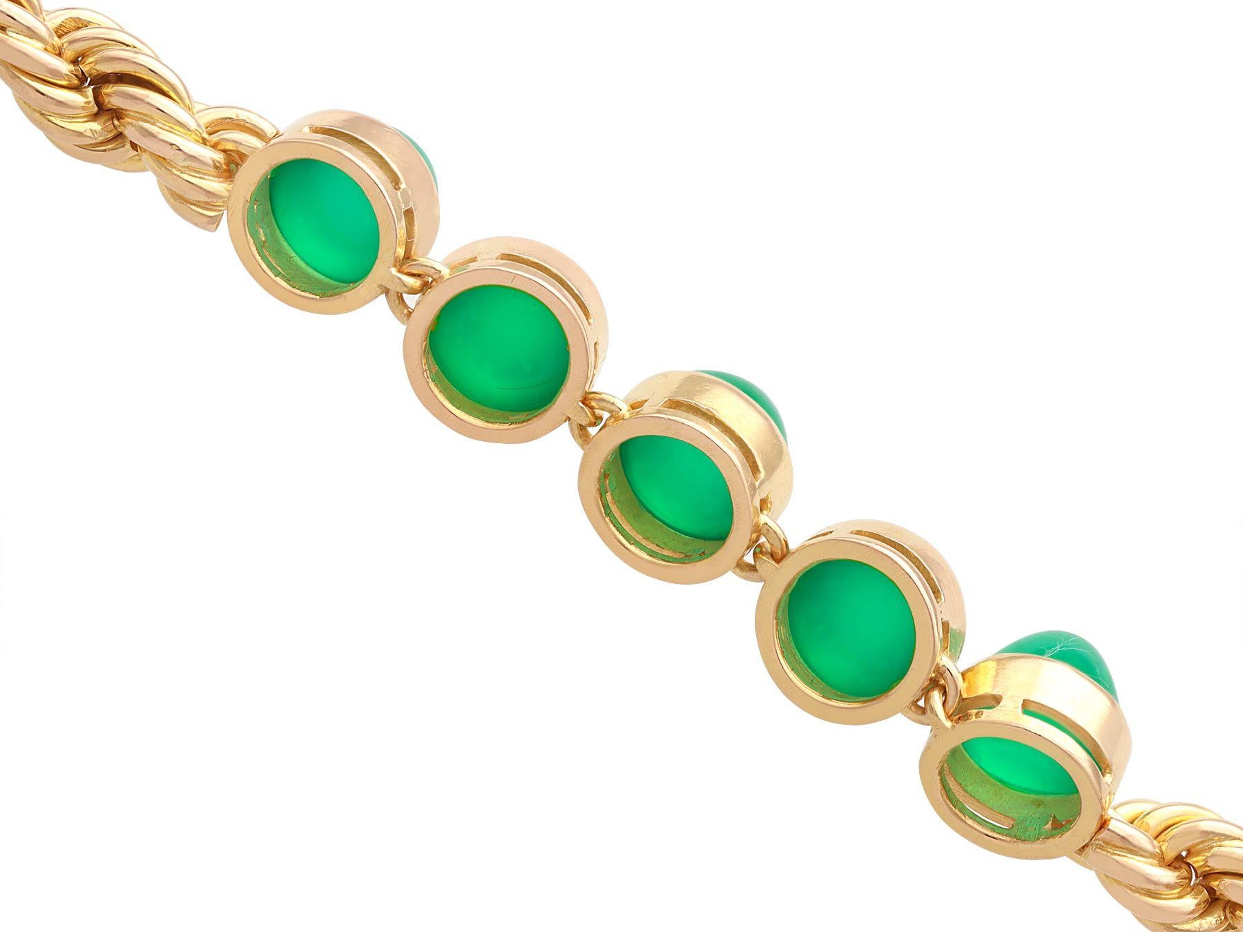 Vintage Egyptian 9.25 Carat Chrysoprase Yellow Gold Bracelet In Excellent Condition For Sale In Jesmond, Newcastle Upon Tyne